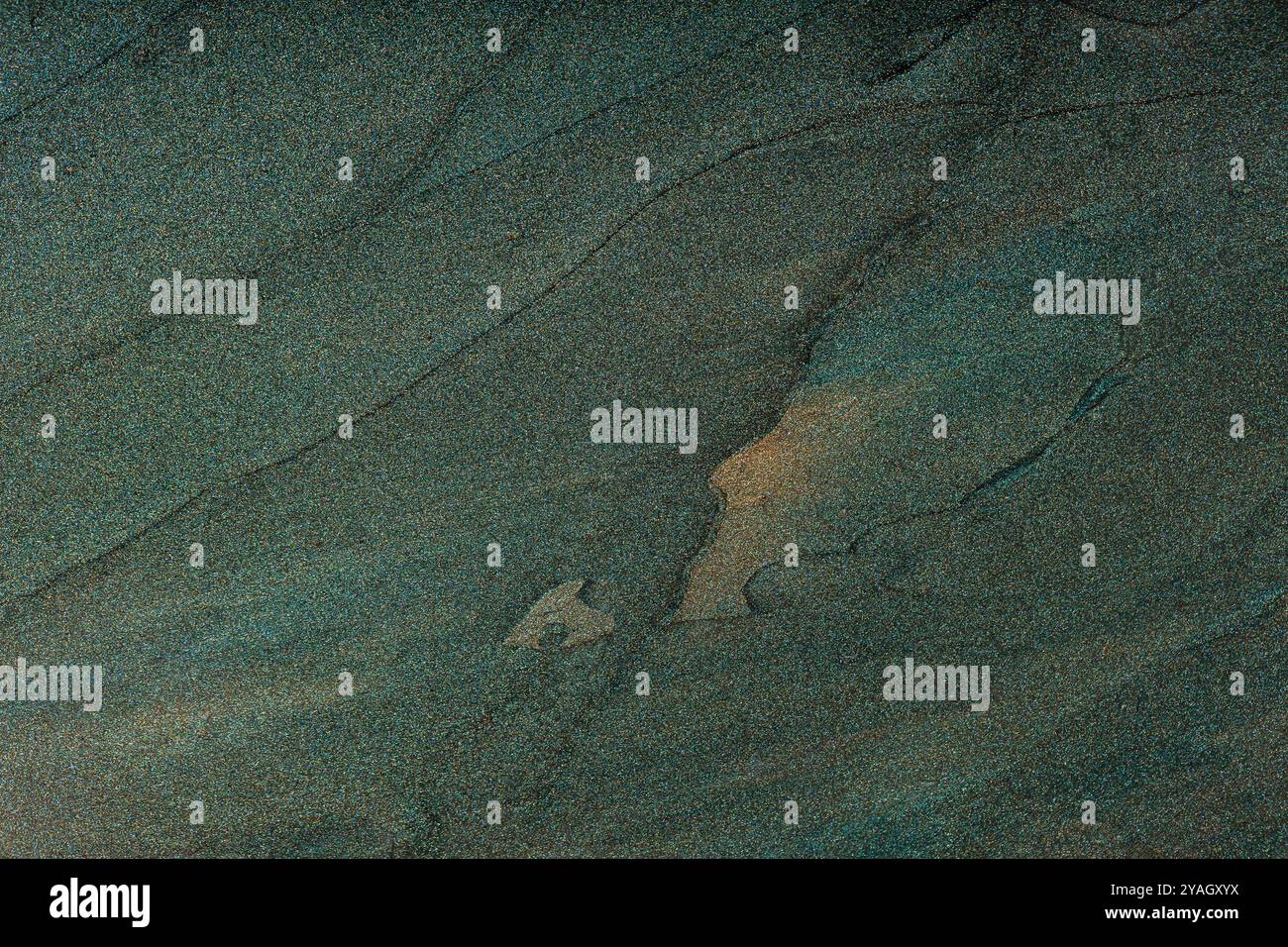 Abstrakter grüner Goldhintergrund mit glatter strukturierter Oberfläche Stockfoto