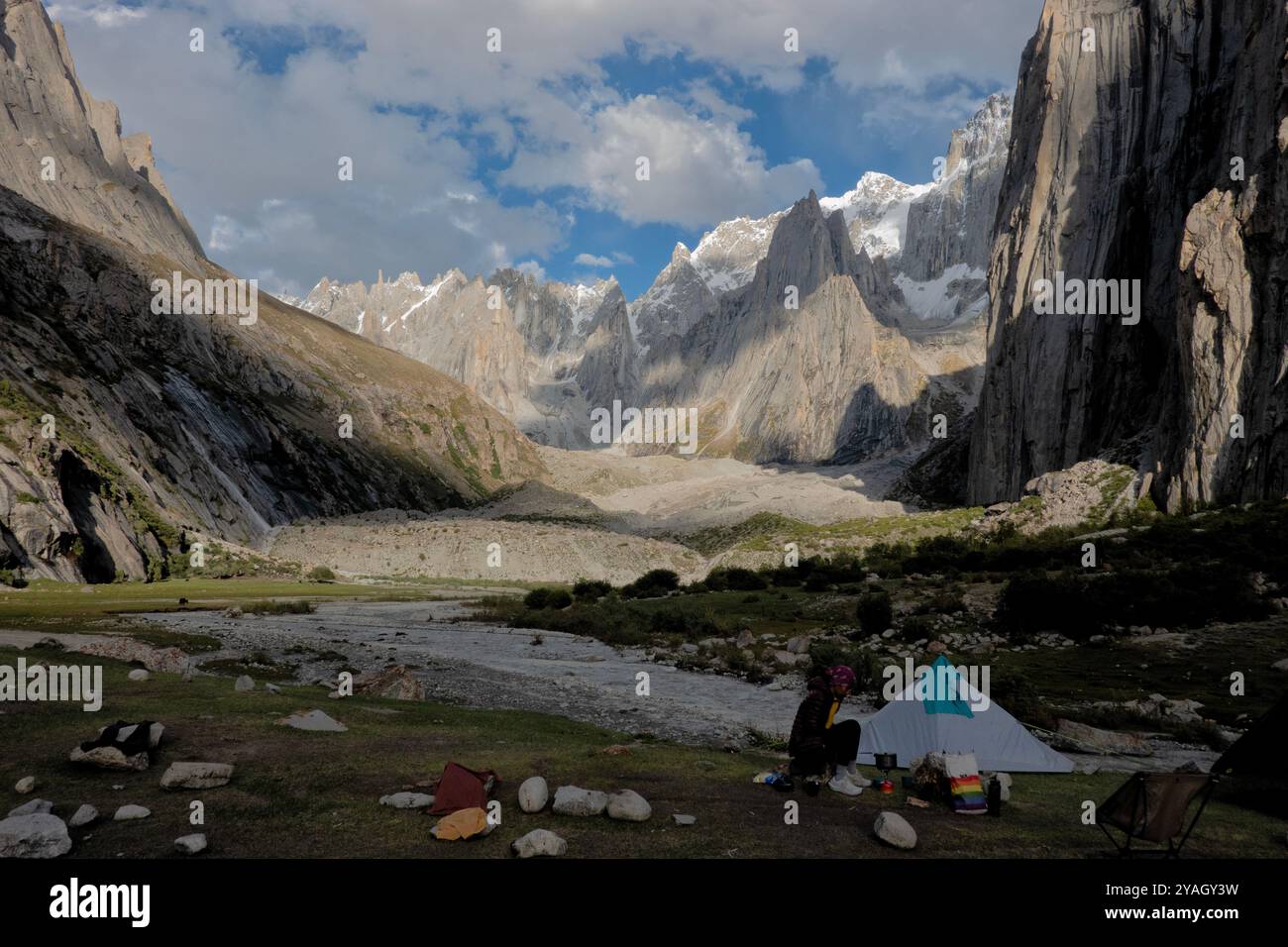 Camping im wunderschönen Nangma Valley (Yosemite von Pakistan), Kanday, Baltistan, Pakistan Stockfoto