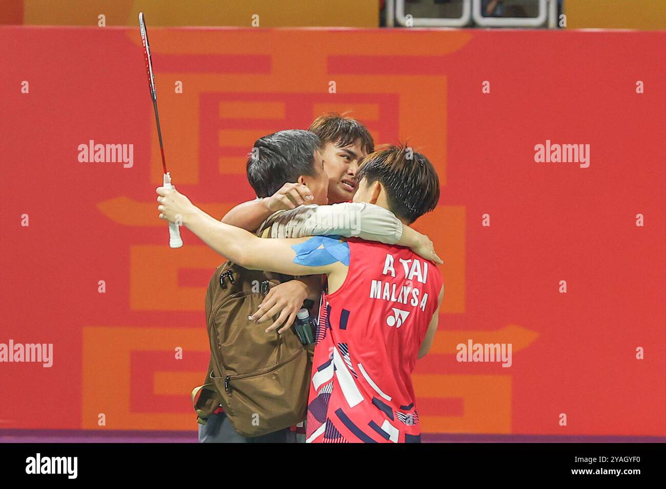 Nach dem Doppelspiel der Männer umarmte der Malaysier Odo Jiang Kaixing/Dai Weiqin (rechts) den Trainer. Nanchang, China. 13. Oktober 2024. Bei der BWF Juniorenweltmeisterschaft 2024 besiegte der malaysische Odo Jiang Kaixing/Dai Weiqin den Chinesen Odo Lin Xiangyi/Hu Keyuan und gewann am 13. Oktober 2024 in Nanchang, Provinz Jiangxi die Doppelmeisterschaft der Männer. Quelle: Liu Lixin/China News Service/Alamy Live News Stockfoto