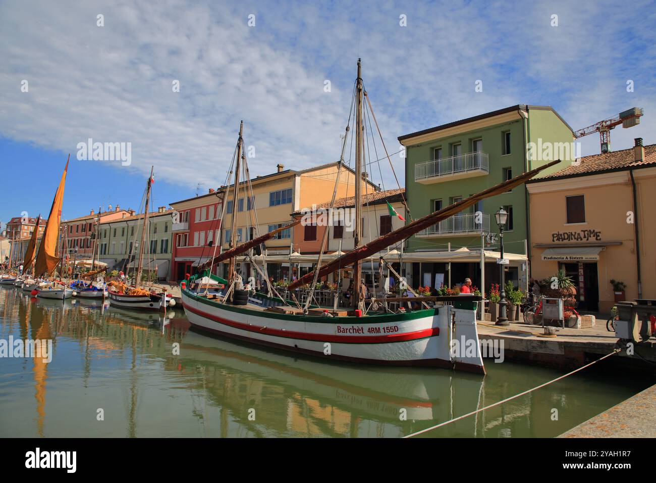 Historische Schiffe, Meeresmuseum, im Kanal des historischen Zentrums. Flaggen in verschiedenen Farben und Designs. Der Kanal wurde von Leonardo da Vinci entworfen. Stockfoto