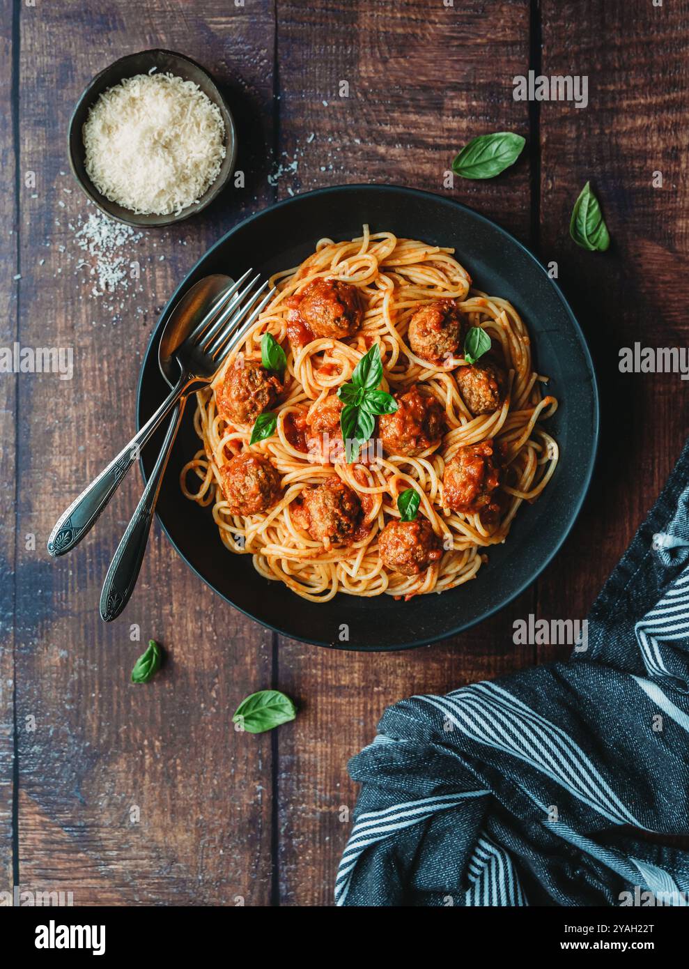 Blick von oben auf den Teller mit Spaghetti und Fleischbällchen auf dem Holztisch. Stockfoto