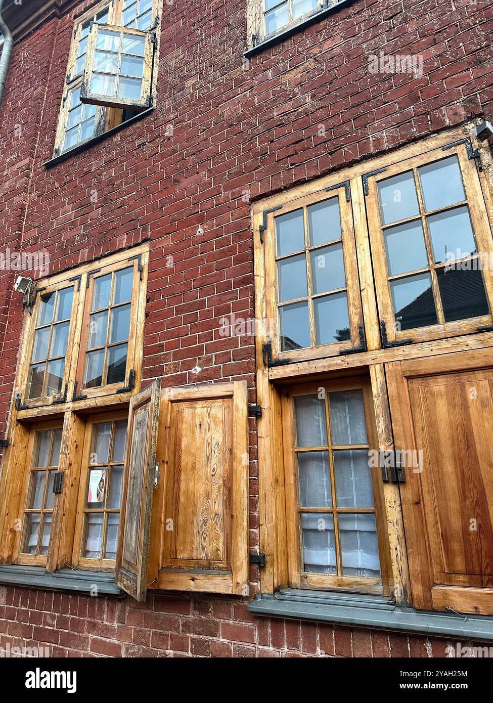 Wunderschöne rote Backsteinhäuser in Potsdam - Smartphone-aufgenommenes Stockfoto