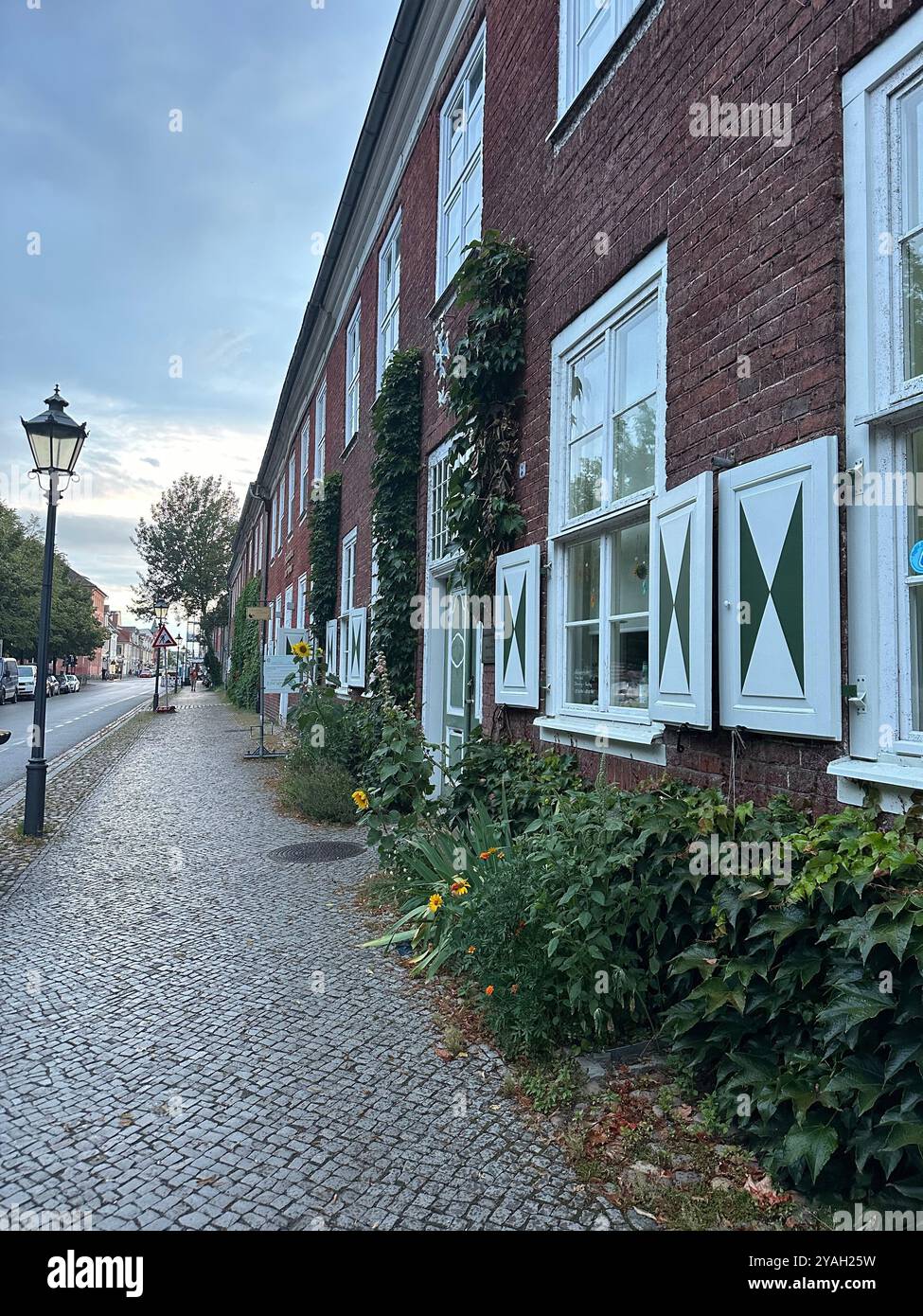 Wunderschöne rote Backsteinhäuser in Potsdam - Smartphone-aufgenommenes Stockfoto