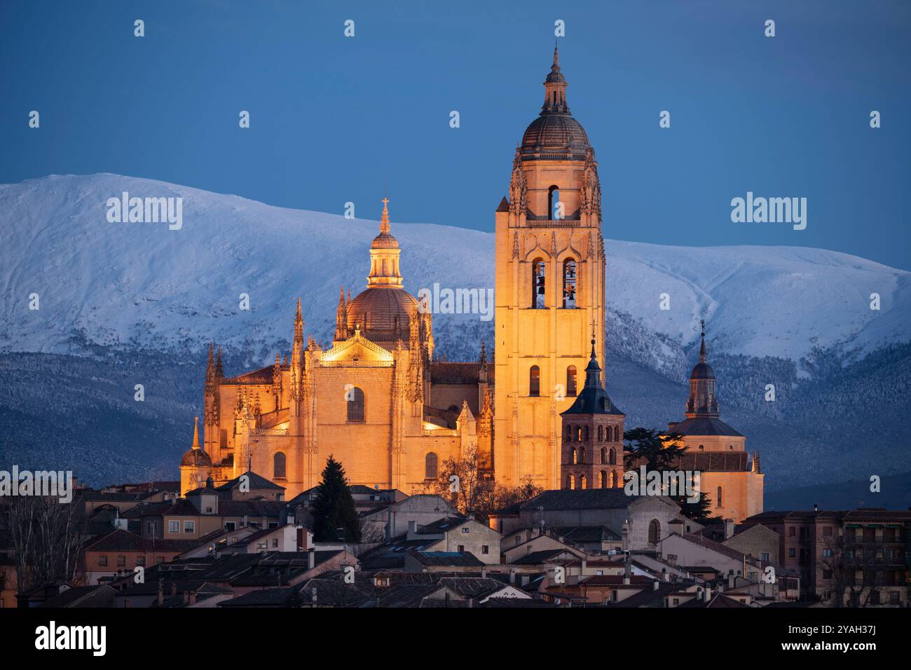 Catedral de Segovia in der Dämmerung mit verschneiten Bergen, Spanien Stockfoto
