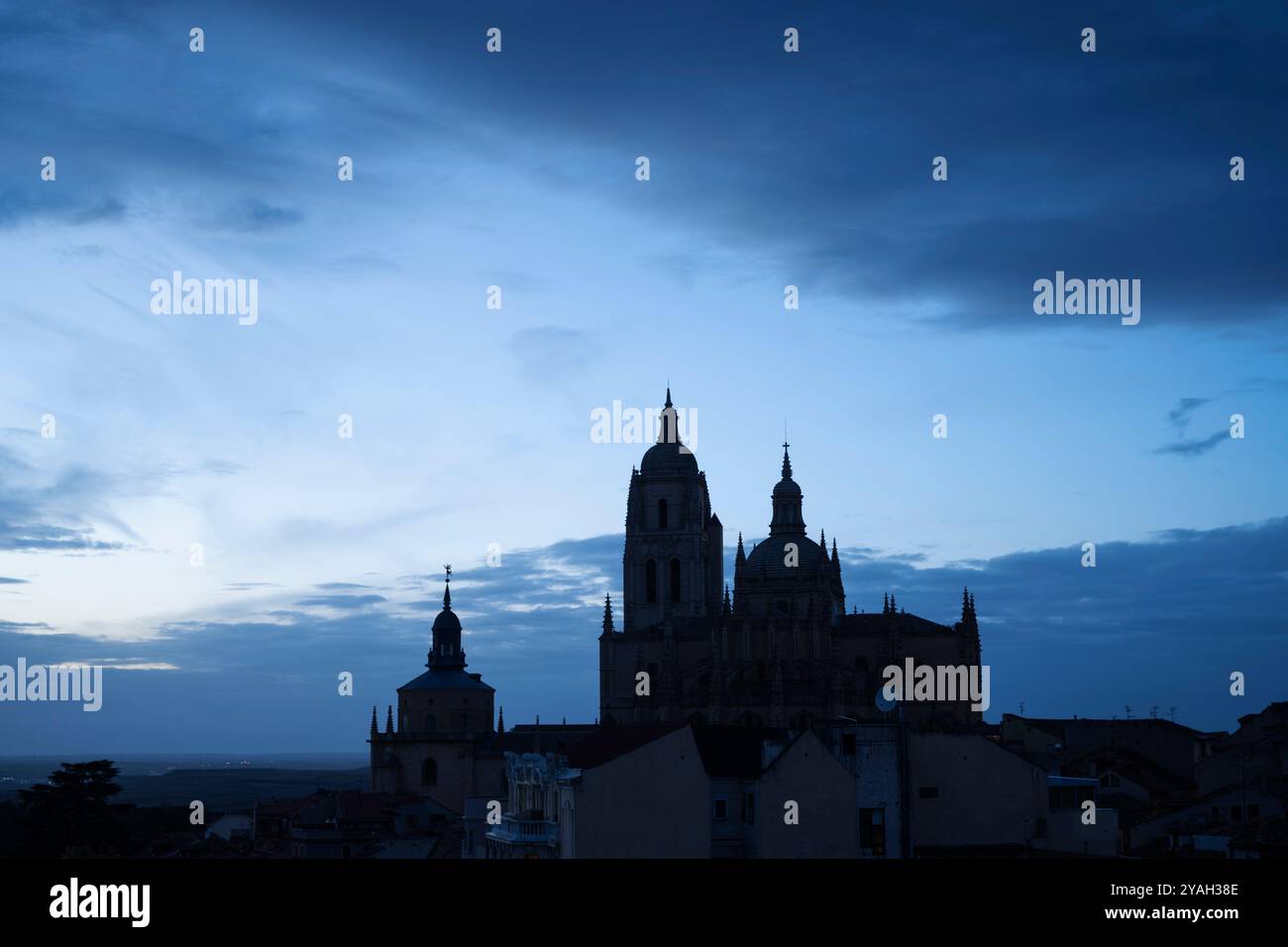 Silhouette der Catedral de Segovia in der Abenddämmerung, Spanien Stockfoto