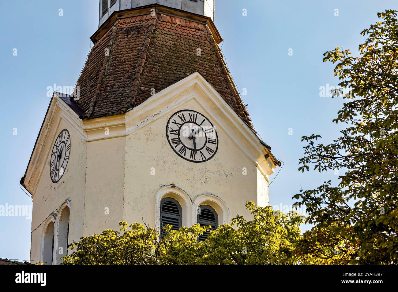 Der Turm und die befestigte Kirche von Bunesti in Rumänien Stockfoto