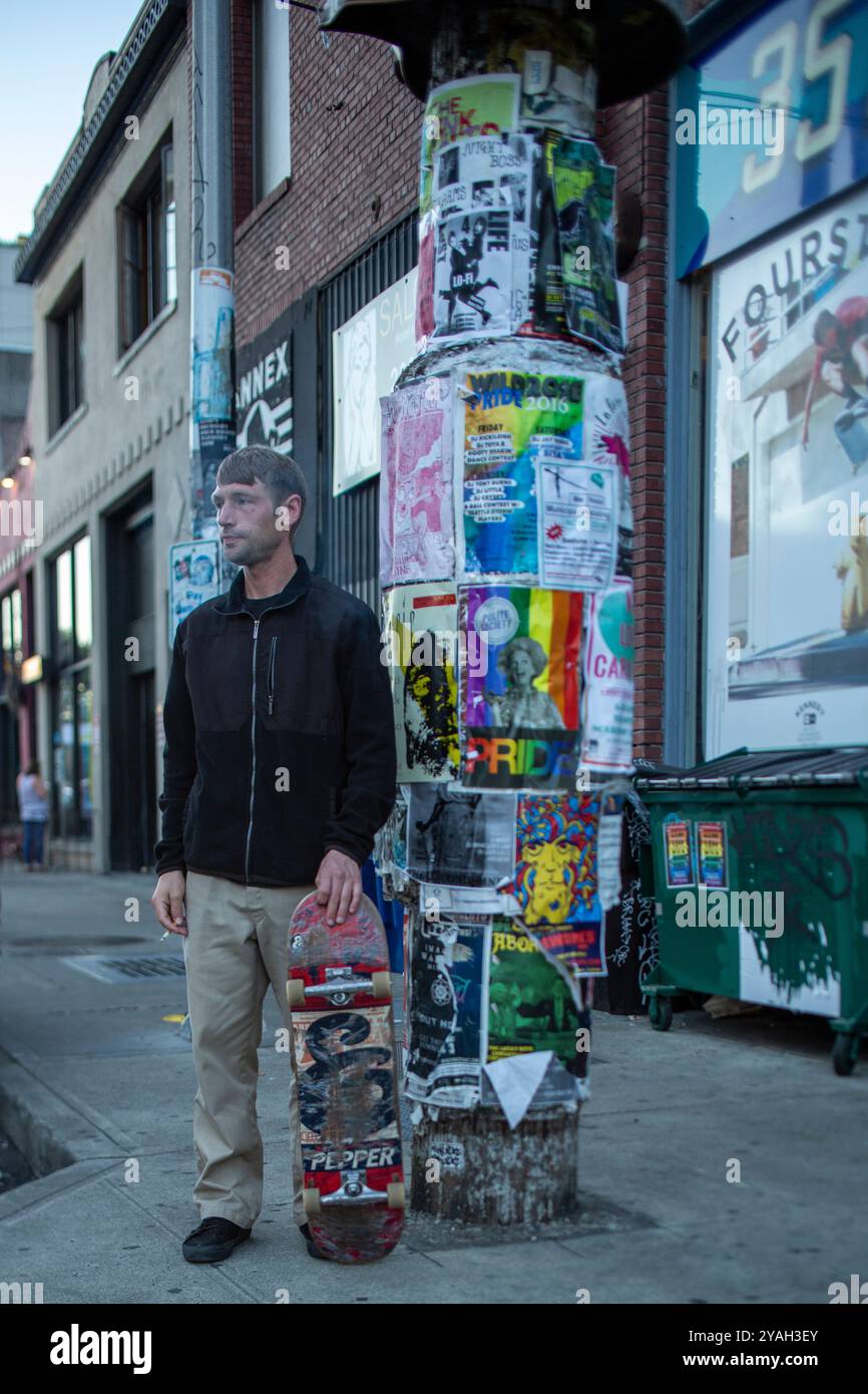 Skateboarder rauchen an einer Straßenecke in Seattle Stockfoto
