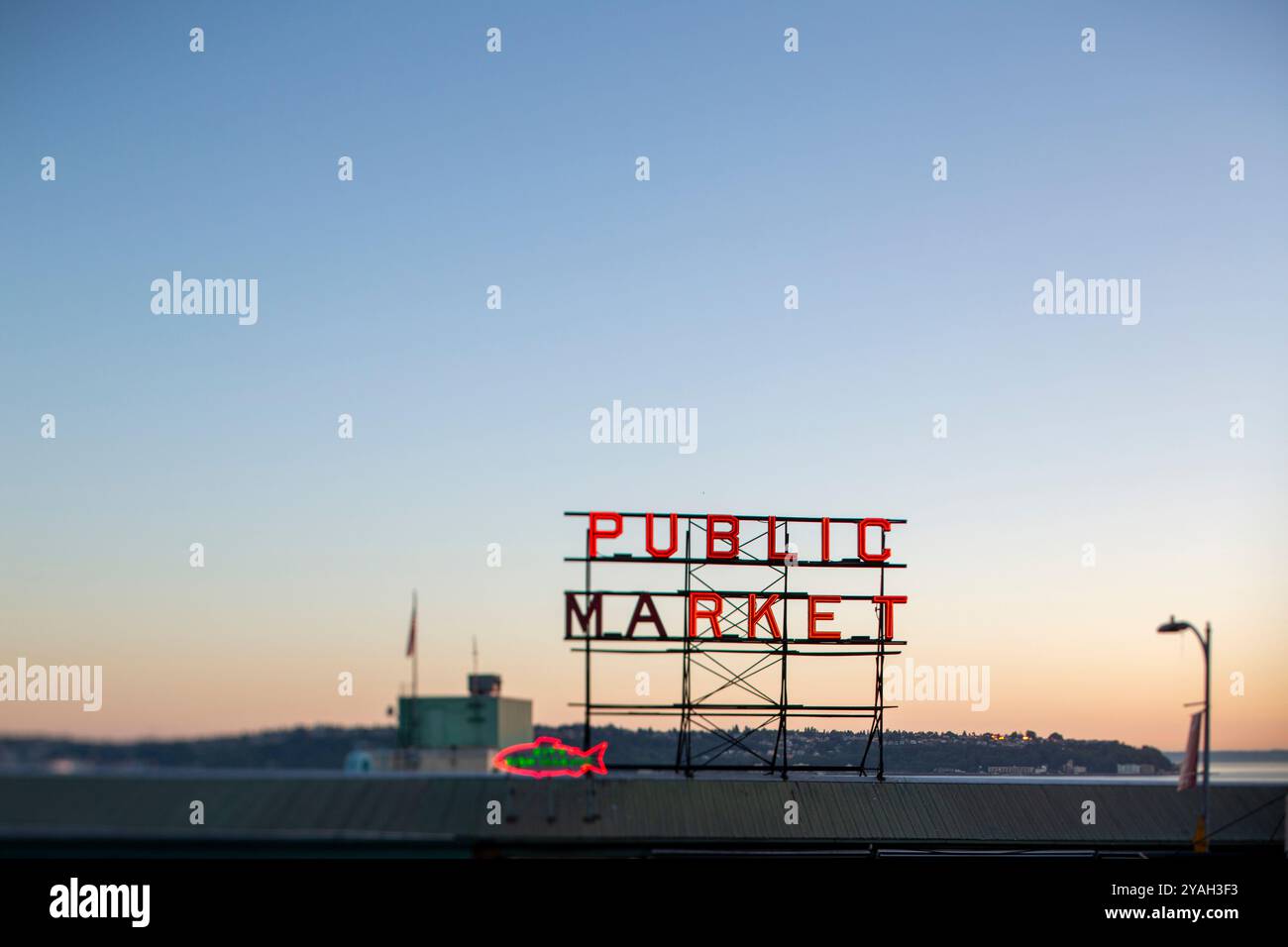 Pike Place Public Market Wahrzeichen Neonschild gegen Himmel Stockfoto