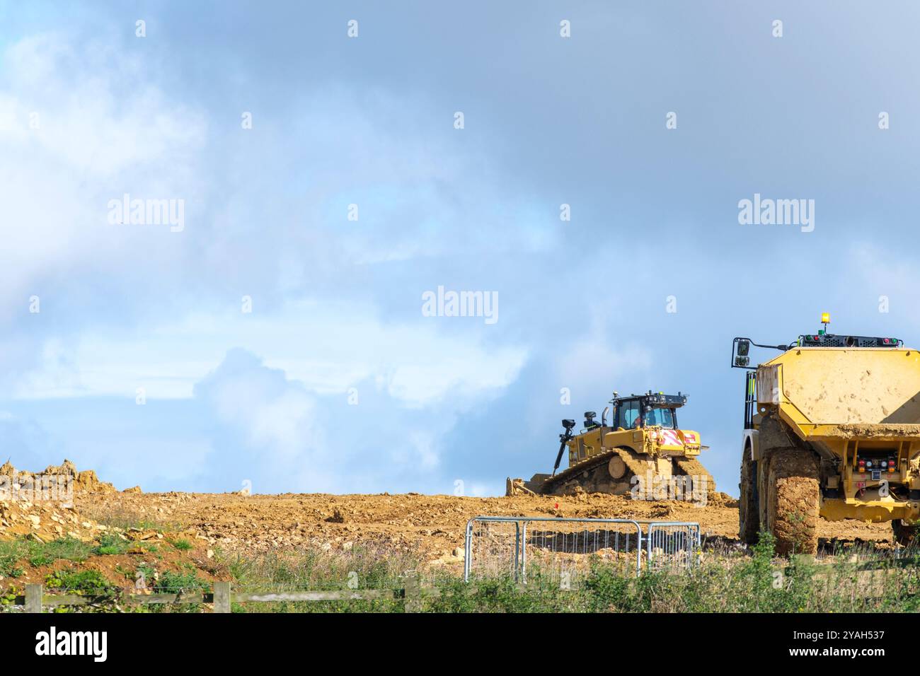 Erdbewegungsmaschinen, Bagger und Lastkraftwagen auf einer Baustelle in Großbritannien. Stockfoto