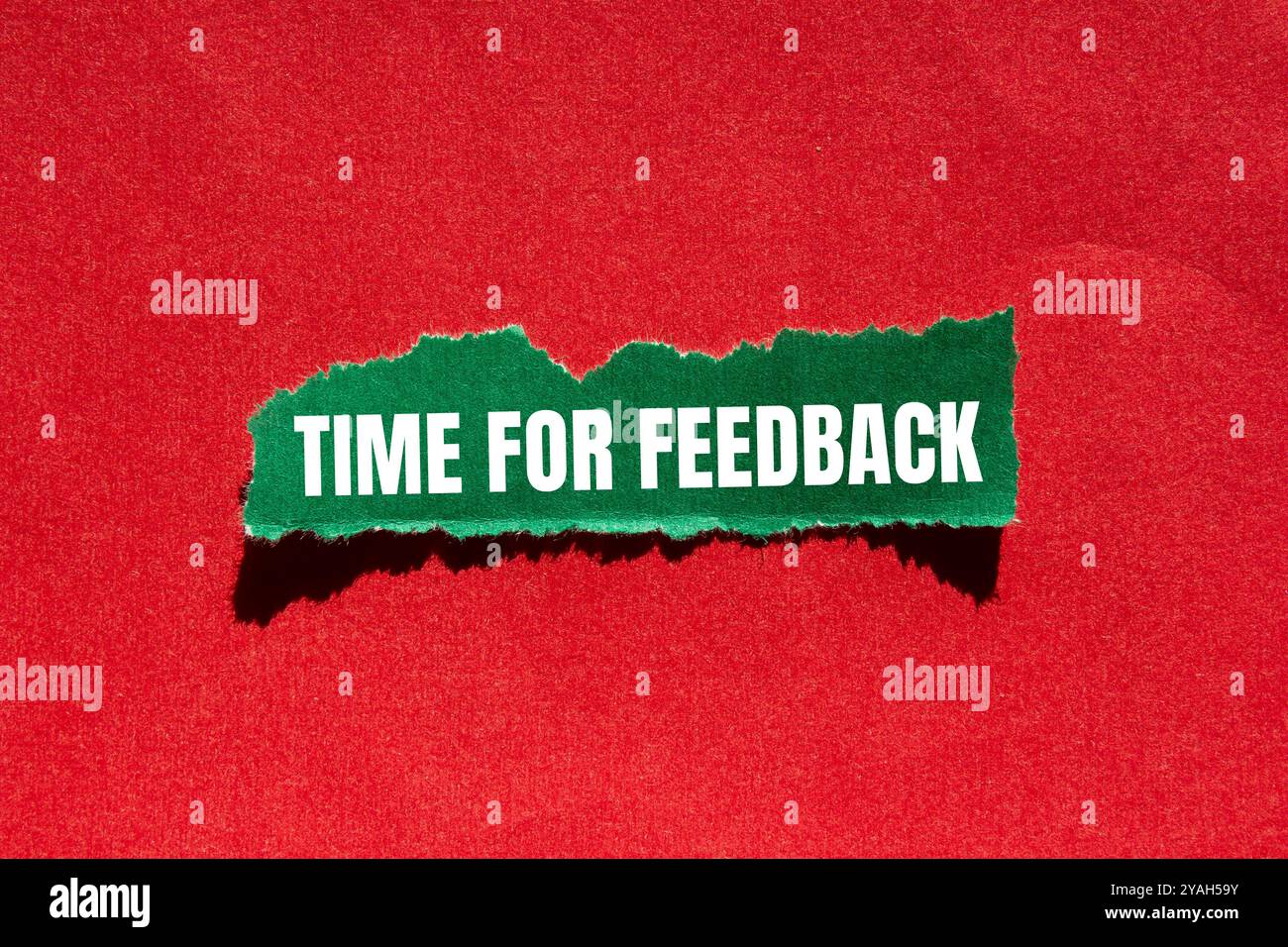 Zeit für Feedback-Nachricht auf gerissenem, gerissenem, grünem Papierstück mit rotem Hintergrund. Konzeptionelle Zeit für Feedback-Symbol. Kopierbereich. Stockfoto