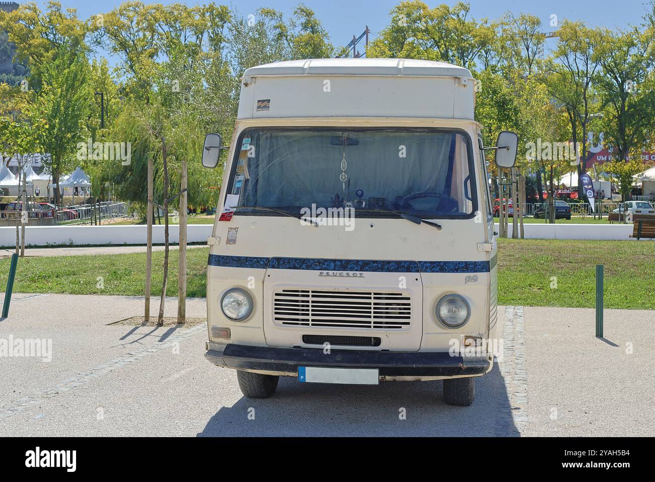 Klassischer peugeot j7 Wohnmobil, der einen sonnigen Tag im Freien genießt Stockfoto
