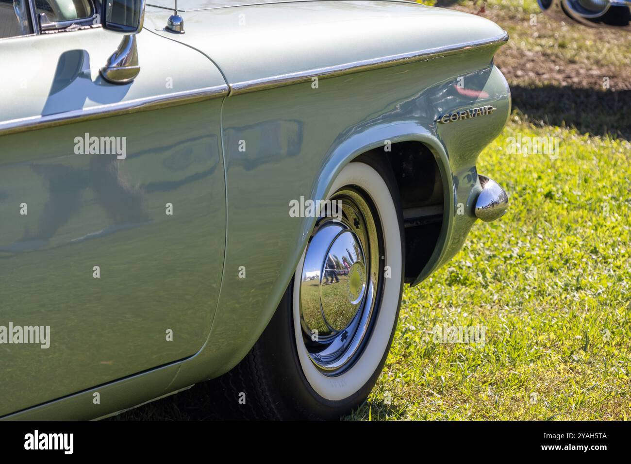 Chevrolet corvair mit Whitewall-Reifen und Chrom-Radkappen auf Gras geparkt Stockfoto