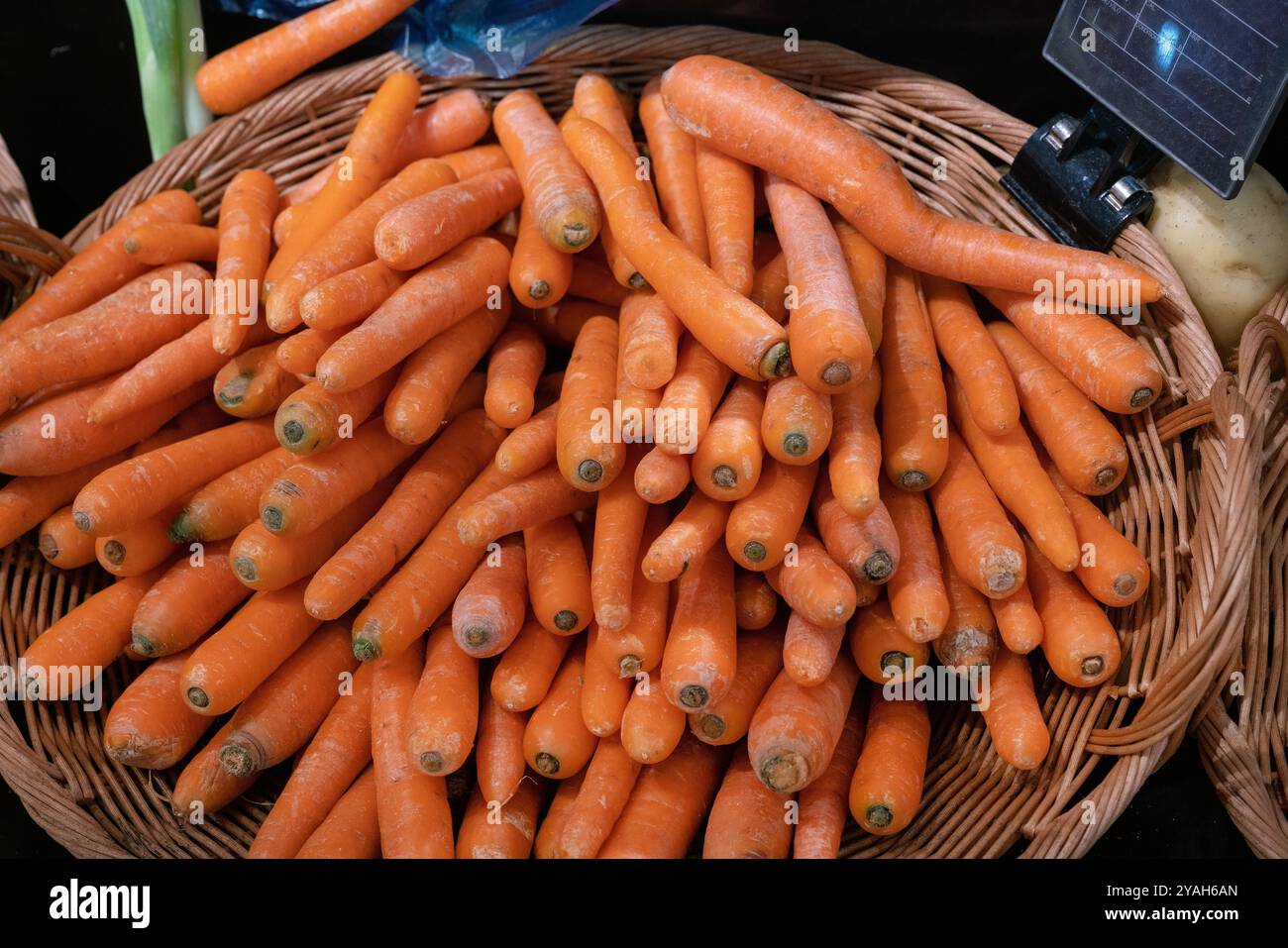 Orangen Karotten auf einem Markt an der französischen Riviera verkauft - gesunde Lebensmittel - Gemüse (Vegetarier und Veganer). SS-Carotin enthält Provitamin A Stockfoto