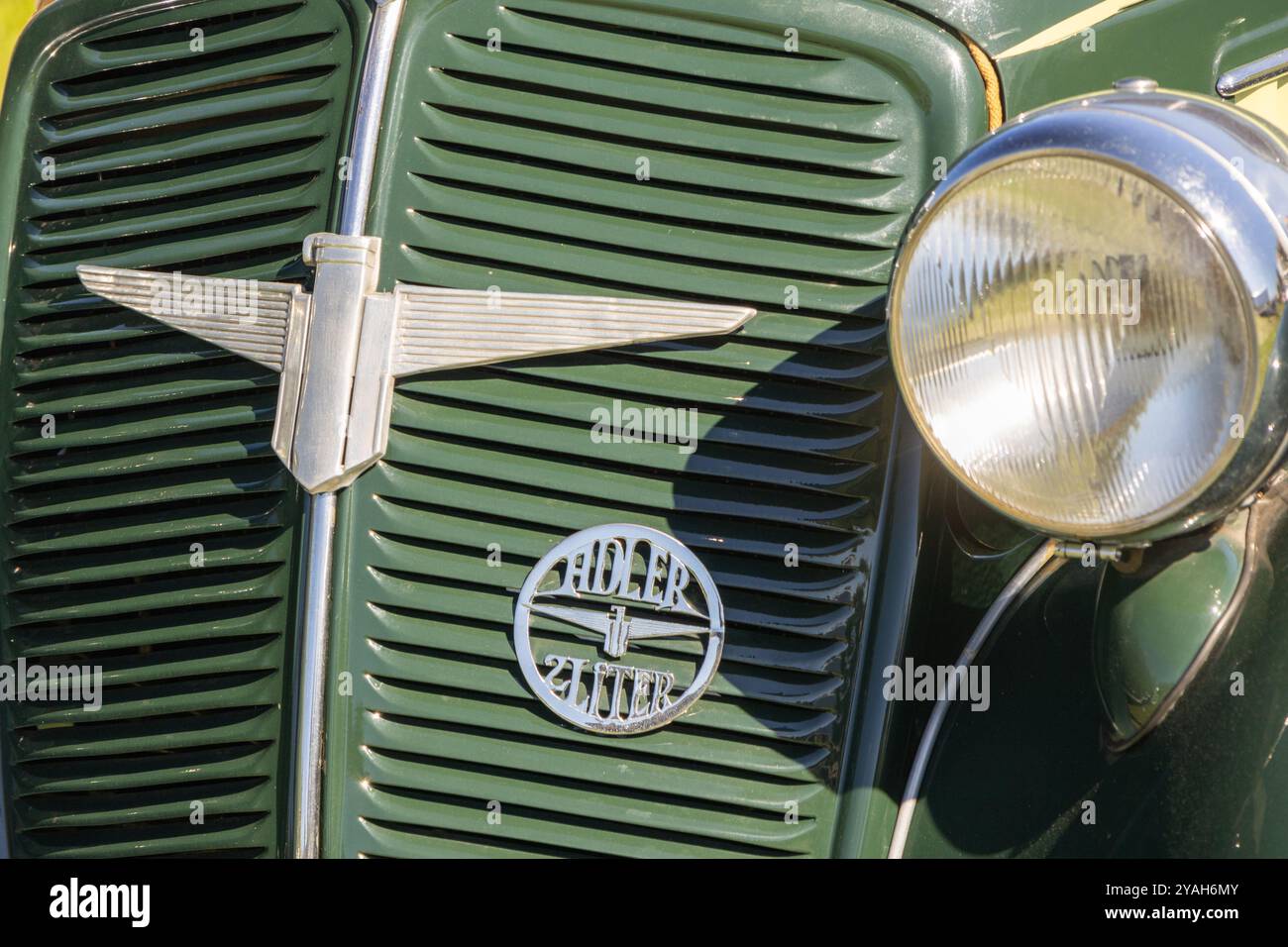 Nahaufnahme eines tatra 57 adler 2-Liter-Autogrills und Scheinwerfers mit Vintage-Designelementen Stockfoto