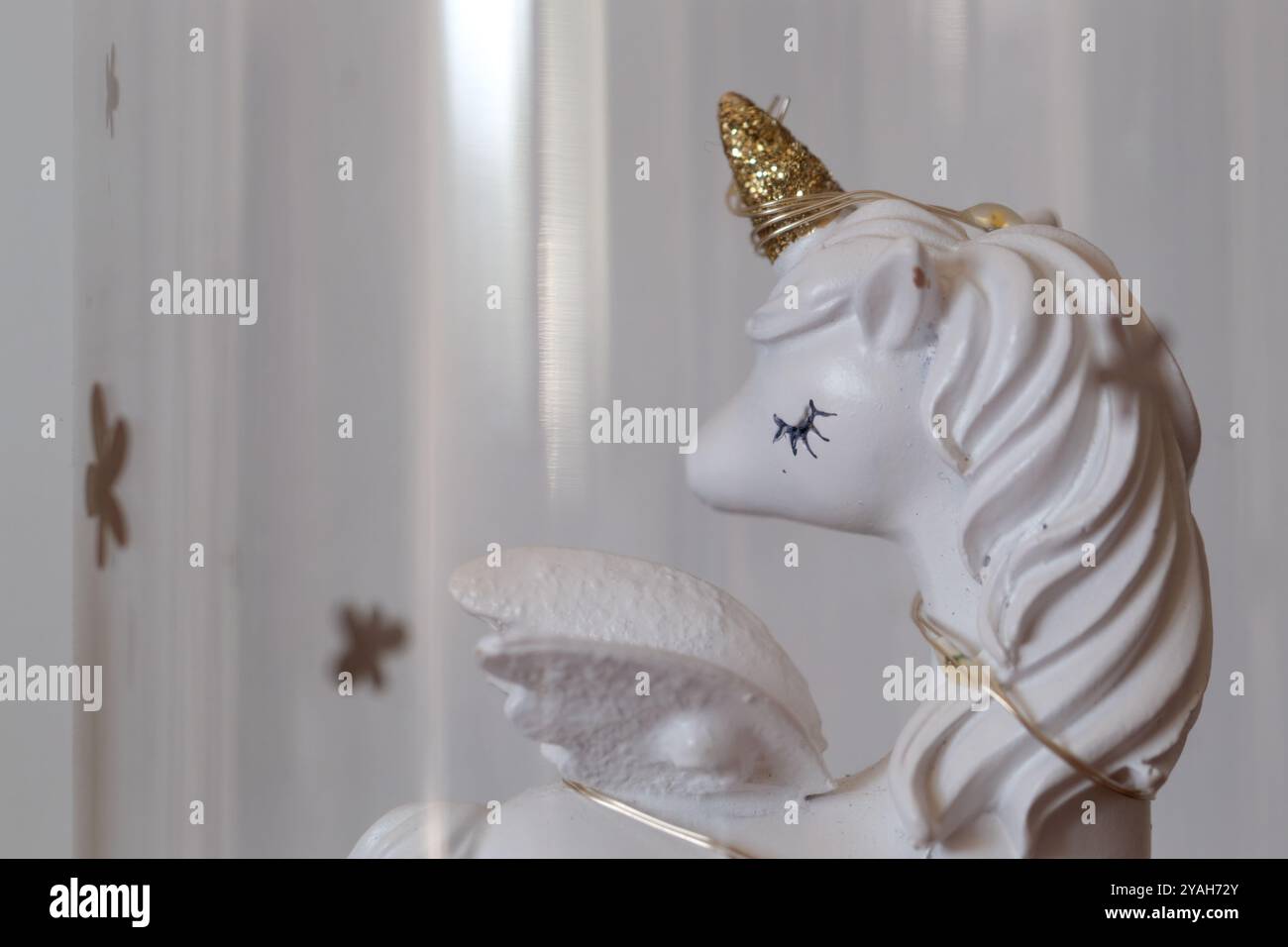 Nahaufnahme einer weißen Einhorn-Figur mit goldenem Horn Stockfoto