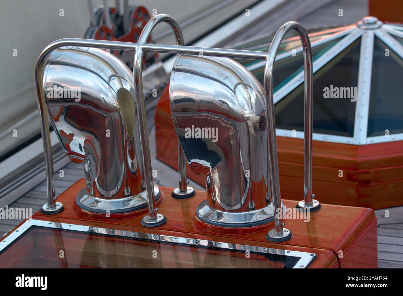 Die Lüftungsschlitze in poliertem Chrom auf einem klassischen Yachtdeck Stockfoto