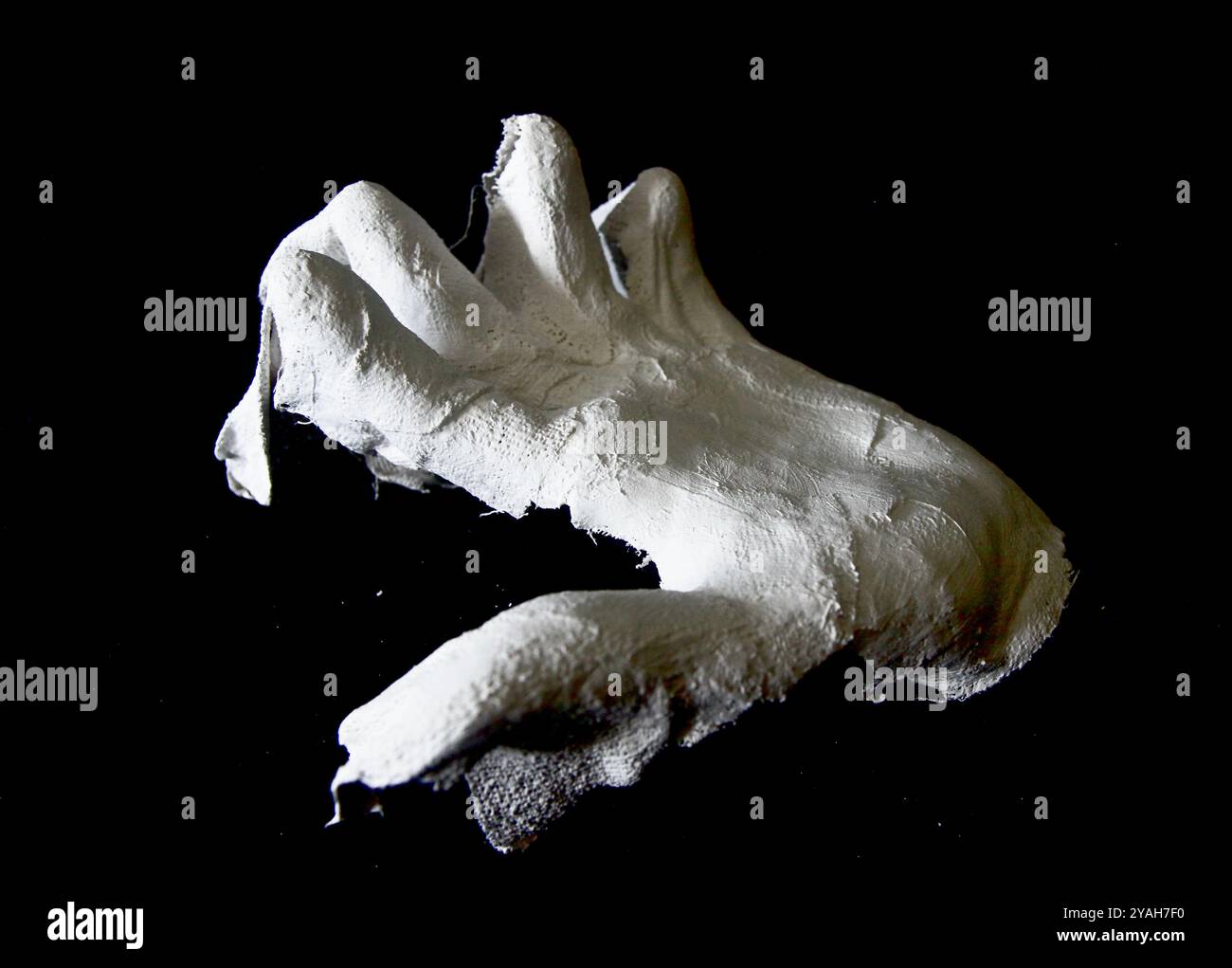 Geformte Gipshand in dramatischer Schwarz-weiß-Beleuchtung Stockfoto