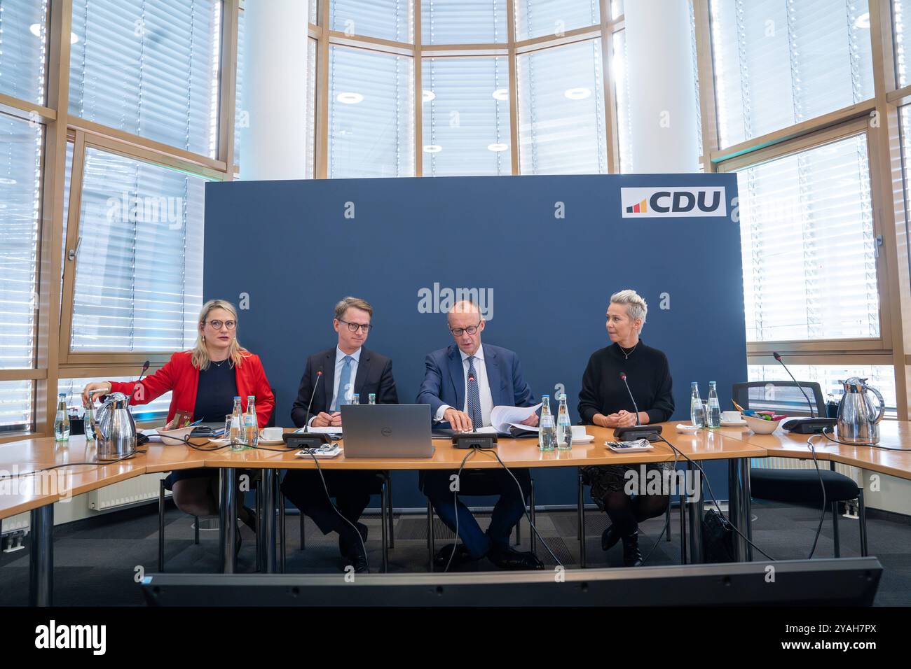 CDU Deutschlands - Bundesvorstandssitzung - Christina Stumpp, stellvertretende Generalsekretärin, Carsten Linnemann, Generalsekretär, Friedrich Merz, Bundesvorsitzender und Kanzlerkandidat, Silvia Breher, stellvertretende Bundesvorsitzende von linksCDU Deutschlands - Bundesvorstandssitzung -, Berlin Berlin Deutschland Konrad-Adenauer-Haus *** CDU Deutschlands Bundesvorstandssitzung Christina Stumpp, Stellvertretende Generalsekretärin, Carsten Linnemann, Generalsekretär Friedrich Merz, Bundesvorsitzende und Kanzlerkandidatin Silvia Breher, stellvertretende Bundesvorsitzende der linken CDU Deutschlands BU Stockfoto