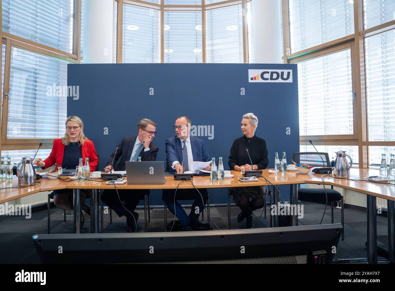 CDU Deutschlands - Bundesvorstandssitzung - Christina Stumpp, stellvertretende Generalsekretärin, Carsten Linnemann, Generalsekretär, Friedrich Merz, Bundesvorsitzender und Kanzlerkandidat, Silvia Breher, stellvertretende Bundesvorsitzende von linksCDU Deutschlands - Bundesvorstandssitzung -, Berlin Berlin Deutschland Konrad-Adenauer-Haus *** CDU Deutschlands Bundesvorstandssitzung Christina Stumpp, Stellvertretende Generalsekretärin, Carsten Linnemann, Generalsekretär Friedrich Merz, Bundesvorsitzende und Kanzlerkandidatin Silvia Breher, stellvertretende Bundesvorsitzende der linken CDU Deutschlands BU Stockfoto