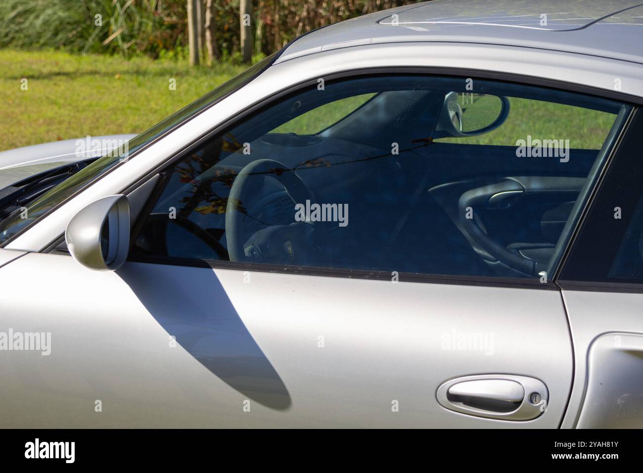 der silberne porsche 911 Turbo parkt draußen, und die getönten Fenster reflektieren Sonnenlicht Stockfoto