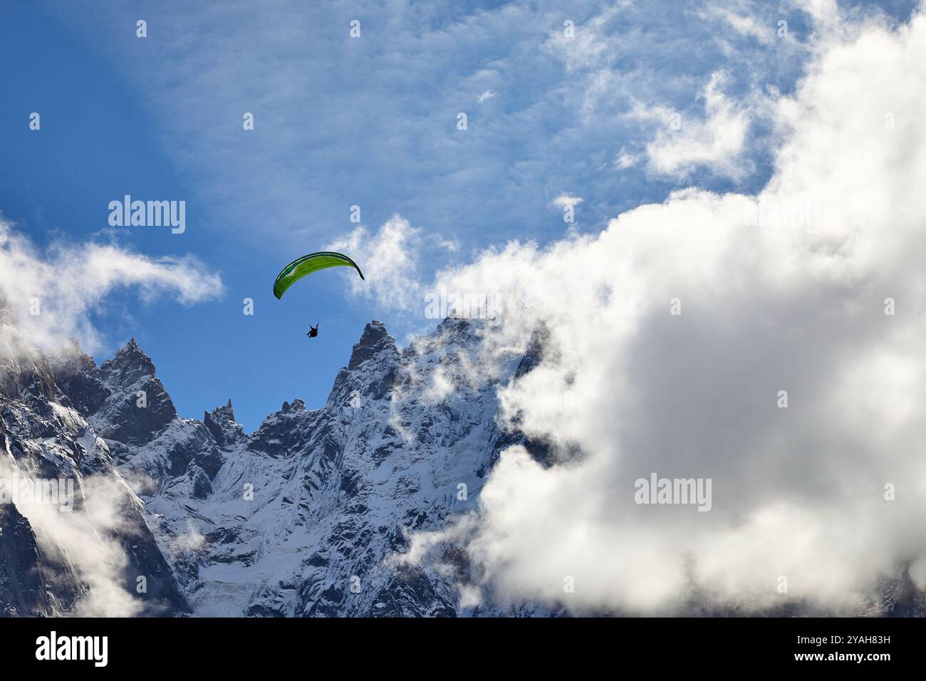 Gleitschirmflieger am Himmel über Chamonix in den Alpen, Frankreich. Extremsport. Schneebedeckte Berggipfel. Stockfoto