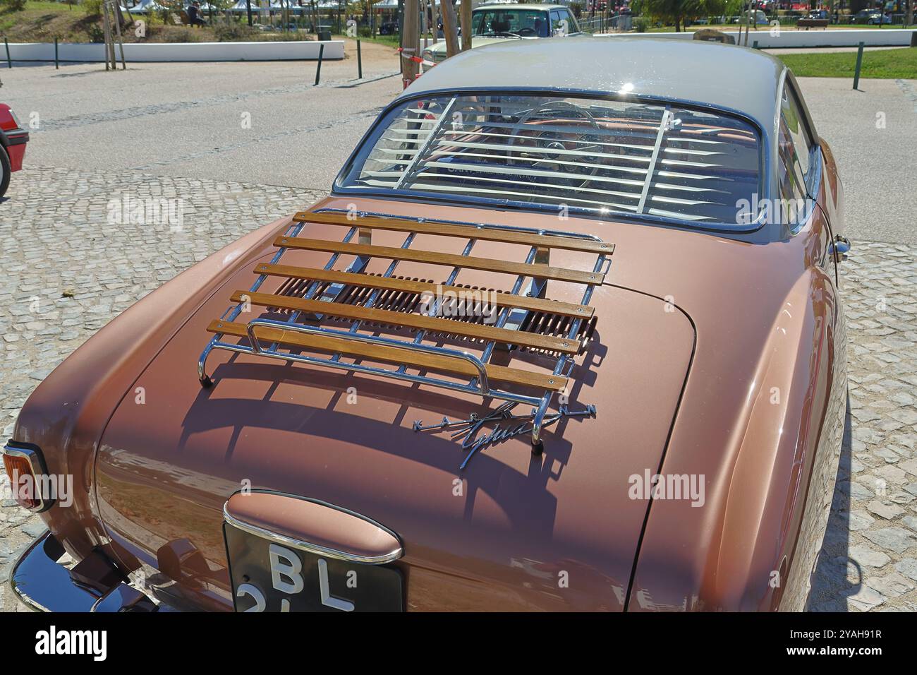 Klassisches volkswagen karmann ghia Coupé mit Gepäckträger auf dem Kofferraum Stockfoto