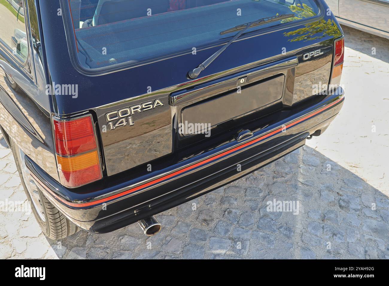 Nahaufnahme des Hecks eines schwarzen opel corsa 1.4i, das das sportliche Design und den klassischen Fließheck unterstreicht Stockfoto