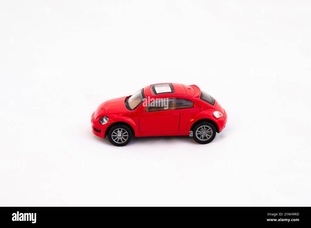 Kleines Miniatur-Spielzeug-Modell Auto Seitenansicht auf weißem Hintergrund Stockfoto