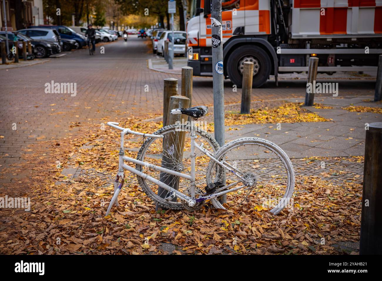 Berlin Straßenverkehr, Verkehr: Geisterrad zum Gedenken an einen tödlich verunfallten Radfahrer, hier Krumme Straße Ecke Schillerstraße in Charlottenburg. Hier wurde in einer verkehrsberuhigten Zone eine Radfahrerin mit hoher Geschwindigkeit überfahren - 14.10.2024 Verkehr *** Berlin Straßenverkehr, Verkehr Geisterrad in Erinnerung an einen bei einem Unfall getöteten Radfahrer, hier Krumme Straße an der Ecke Schillerstraße in Charlottenburg wurde Ein Radfahrer mit hoher Geschwindigkeit in einer verkehrsberuhigten Zone 14 10 2024 Verkehr überfahren Stockfoto