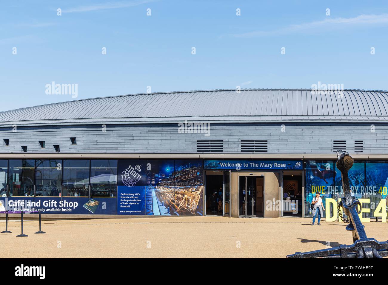 Der Eingang zum Museum in Portsmouth Historic Dockyard der Mary Rose, einer englischen Tudor-Marinekaracke von König Heinrich VIII., die im Solent versenkt wurde Stockfoto
