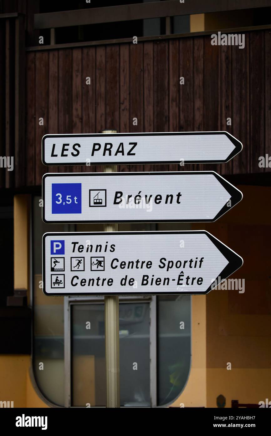 Schilder, Straßenschilder und Straßenlandschaften in den Straßen von Chamonix, Frankreich in den Alpen. Stockfoto