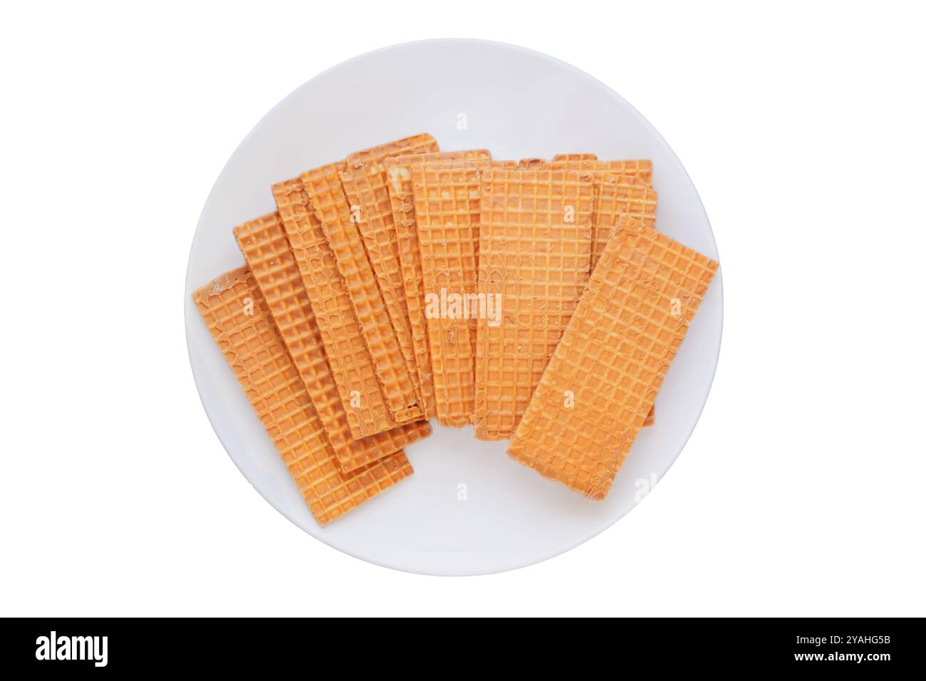 Waffeln mit Schokoladenüberzug. Waffelgruppe auf Keramikplatte. Belgisches Dessert. Isolieren auf weißem Hintergrund. Draufsicht. Stockfoto