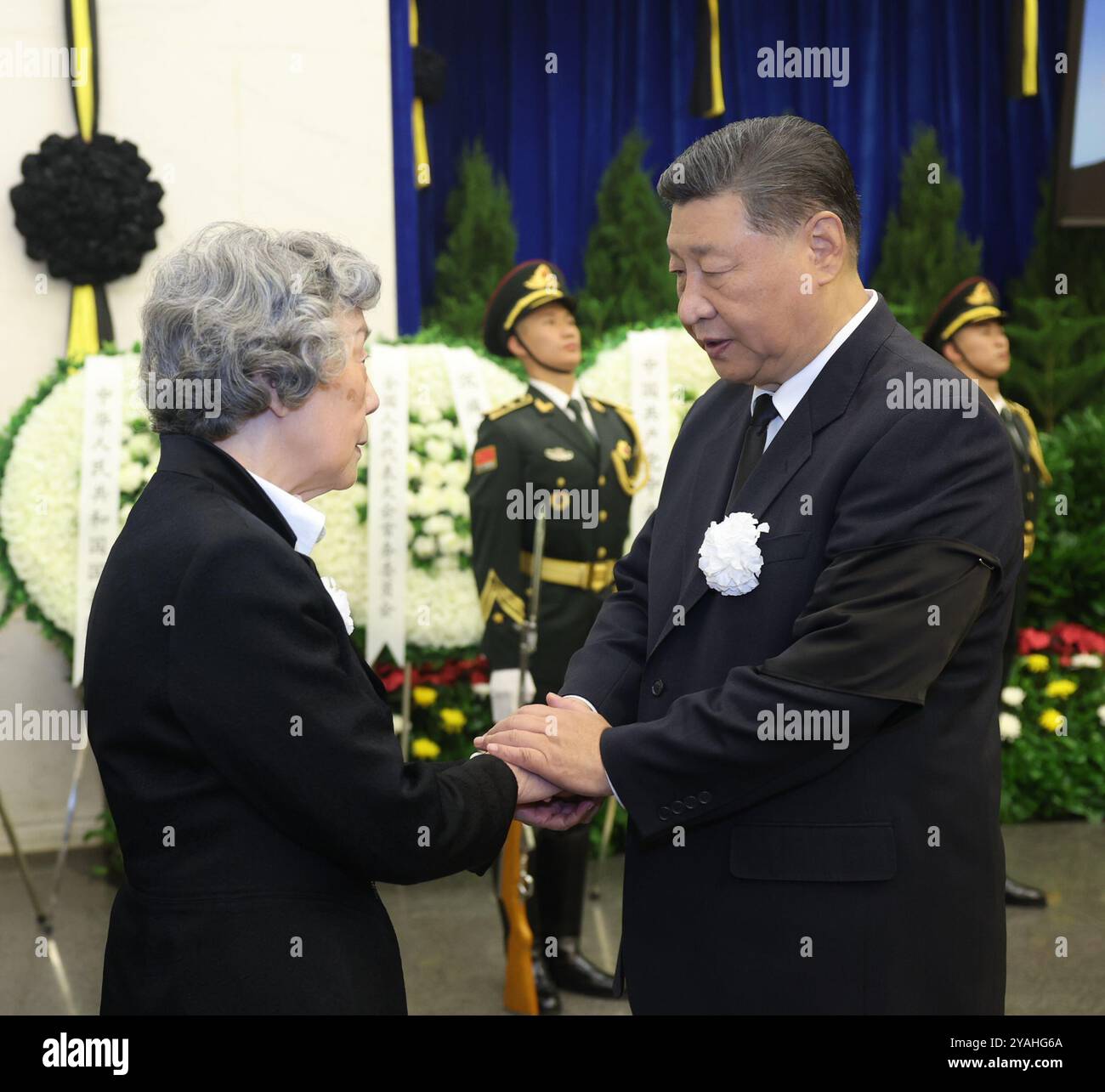 Peking, China. Oktober 2024. XI Jinping schüttelt einem Familienmitglied von Wu Bangguo die Hand, um am 14. Oktober 2024 in Peking, der Hauptstadt Chinas, ihr tiefes Beileid auszudrücken. Die Überreste von Wu Bangguo, dem ehemaligen Vorsitzenden des Ständigen Ausschusses des Nationalen Volkskongresses (NPC), Chinas oberster Legislative, wurden am Montag in Peking verbrannt. Chinesische Führer einschließlich Xi Jinping, Zhao Leji, Wang Huning, Cai Qi, Ding Xuexiang, Li Xi und Han Zheng zollten Wu auf dem Babaoshan Revolutionary Cemetery ihre letzte Ehre. Quelle: Xinhua/Alamy Live News Stockfoto