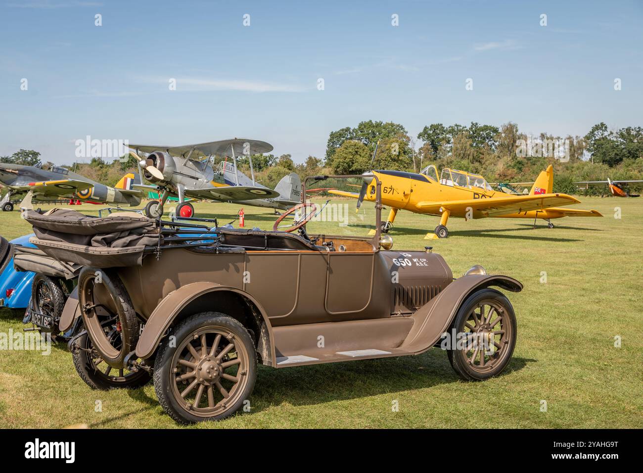 Studebaker Staff Car und de Havilland Canada DHC-1 Chipmunk 22, Old Warden Airfield, Biggleswade, Bedfordshire, England, UK Stockfoto
