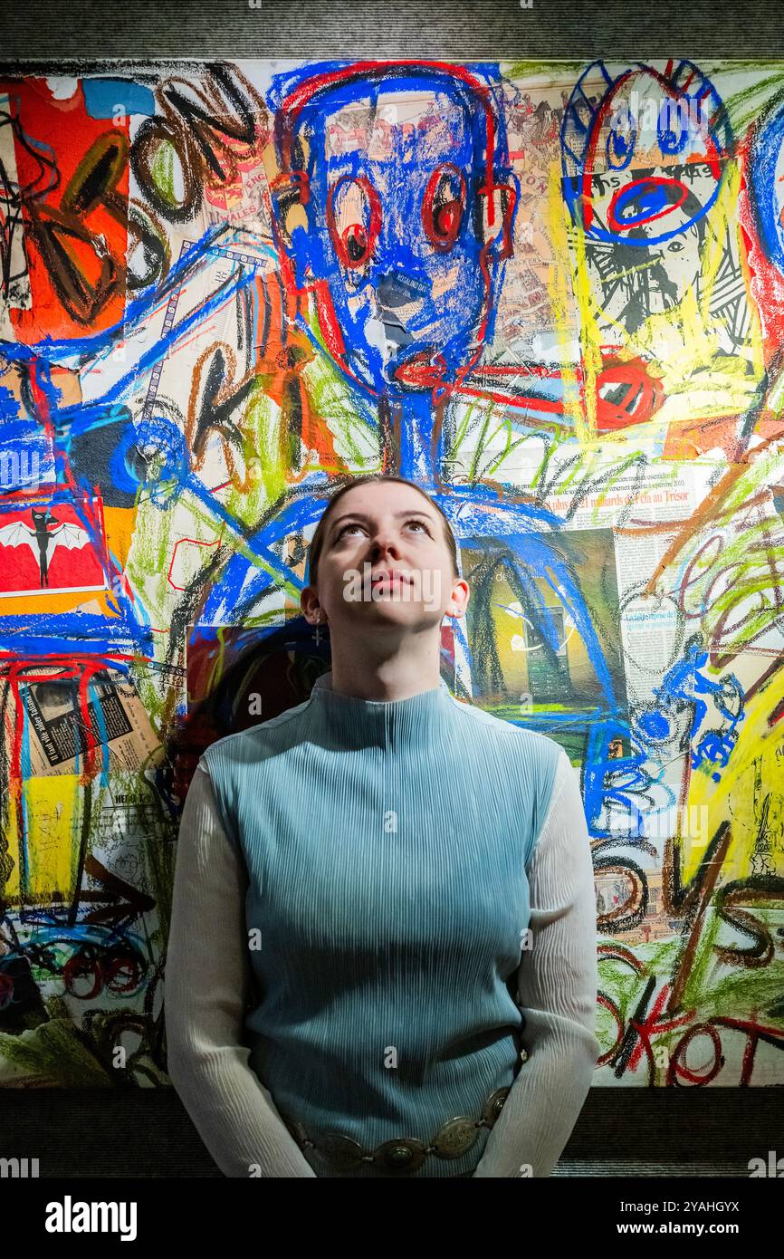 London, Großbritannien. Oktober 2024. Abdoulaye Diarrassouba 'Aboudia', Revolution (nicht eingerahmt), EST £25.000 - £35.000 - Preview of the Modern and Contemporary African Art Sale at Bonhams in London. Der Verkauf findet am 16. Oktober 2024 statt. Guy Bell/Alamy Live News Stockfoto