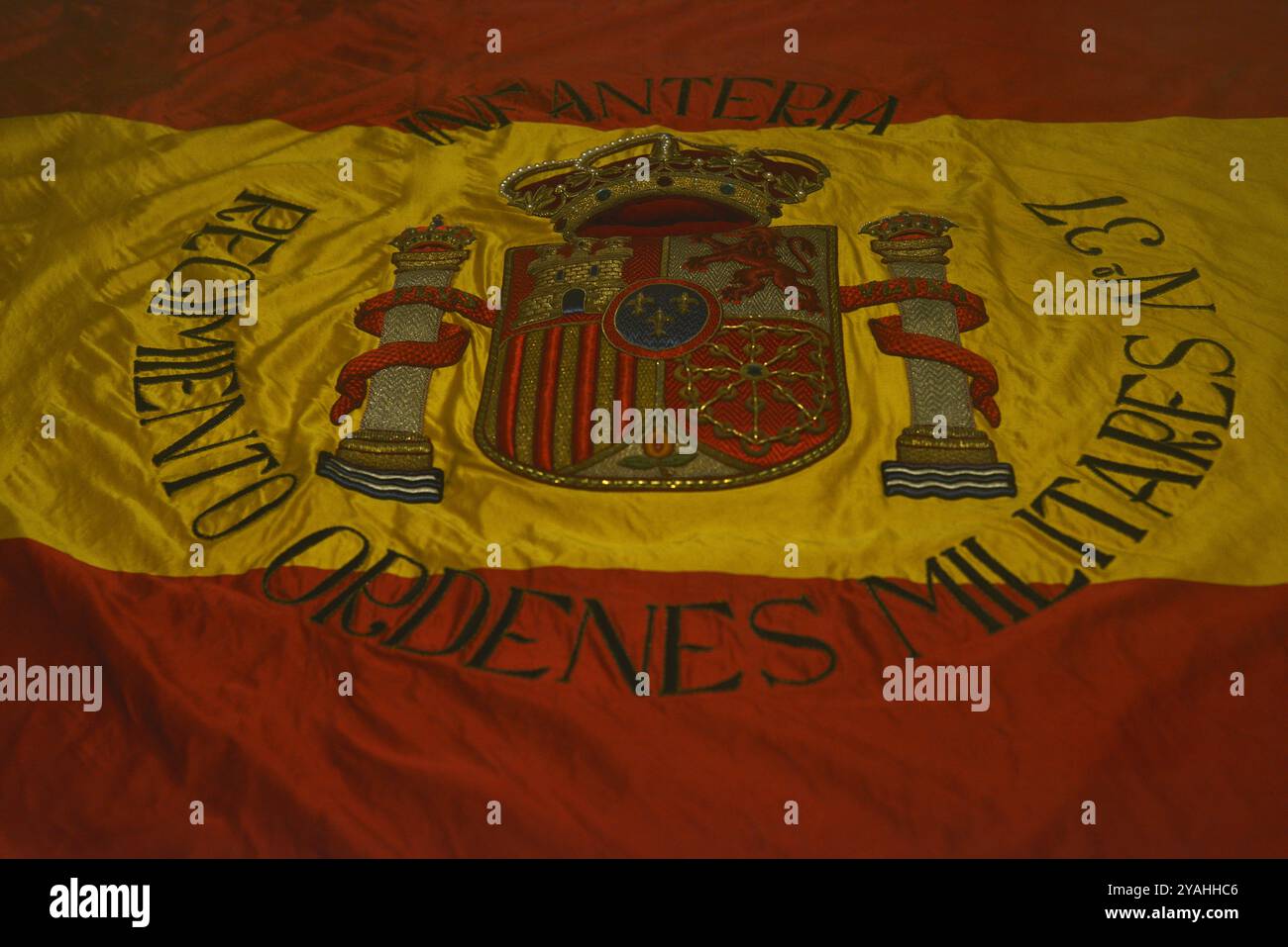Spanien. Flagge des 37. Ordens Militär-Infanterieregiments (1983-1992). Seidentaft mit aufgestickter Applikation aus Metall und Seidenfaden. Armeemuseum. Toledo, Spanien. Stockfoto