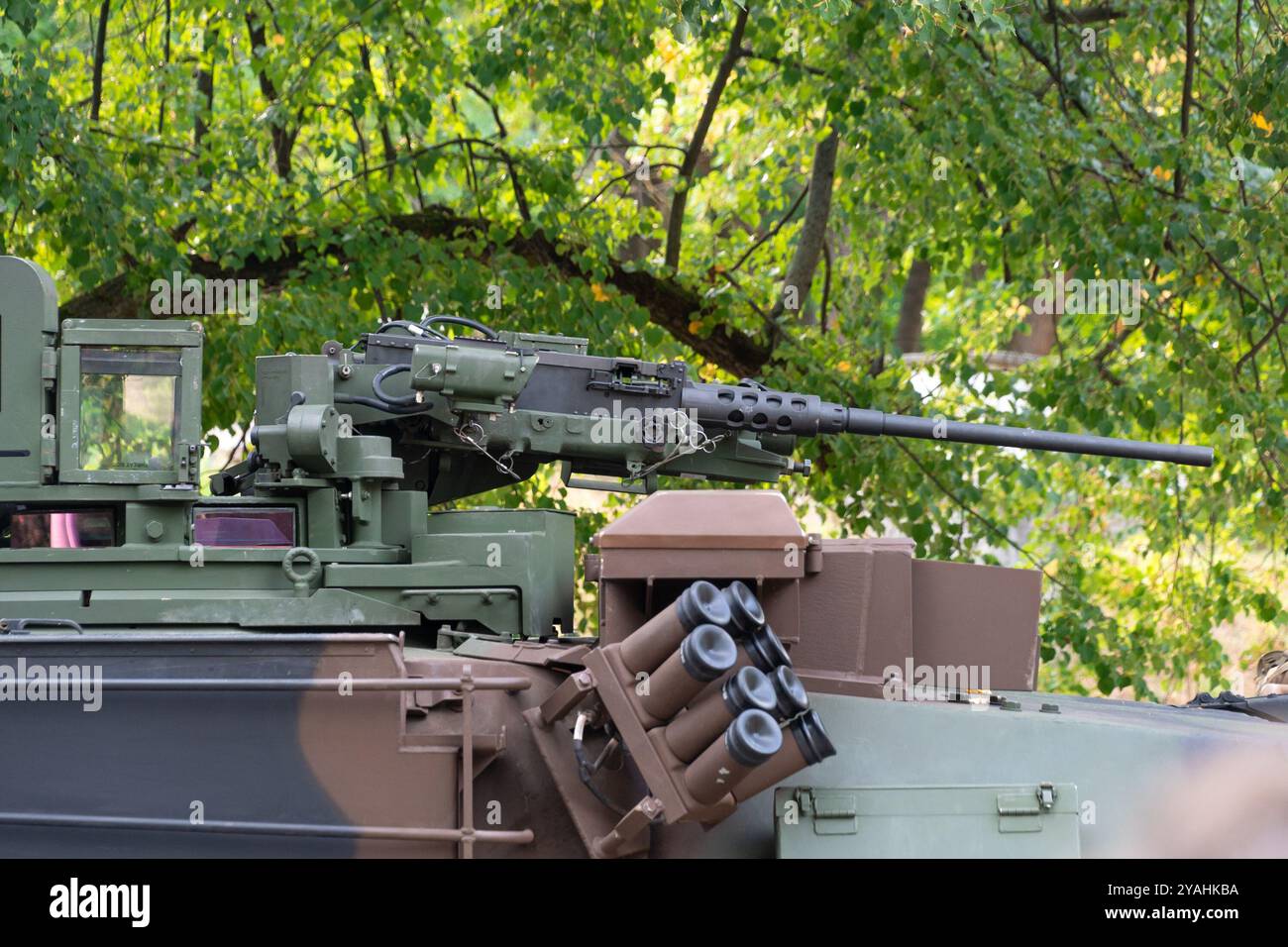 Maschinengewehr auf dem Dach eines modernen Panzers, Nahaufnahme. Ausstellung militärischer Ausrüstung. Stockfoto