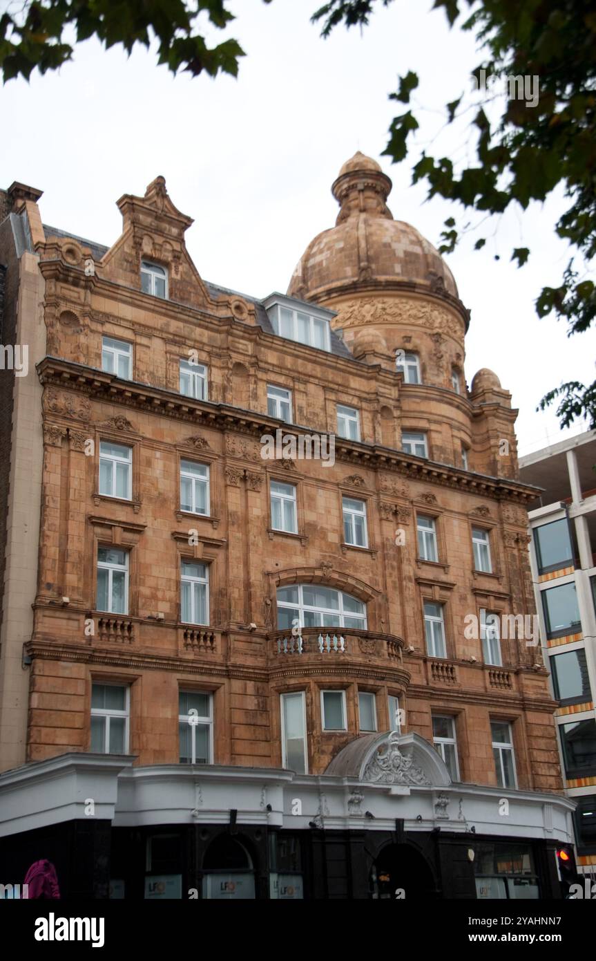The Angel, Islington, ist ein historisches Wahrzeichen und eine Reihe von Gebäuden, die an der Ecke von Islington High Street und Pentonville Road standen. Stockfoto