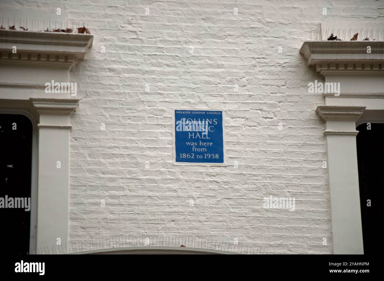 Schild auf dem Gebäude, in dem sich die Collins Music Hall befand, Islington, North London, London, England, Vereinigtes Königreich. Stockfoto