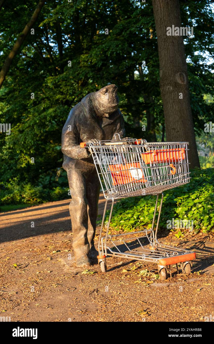 09.06.2021, Deutschland, Bremen, Bremen - Bronzeskulptur MANN mit EINKAUFSWAGENS von einem unbekannten Künstler in den Wallanlagen (Innenstadt) zeigt einen obdachlosen P. Stockfoto