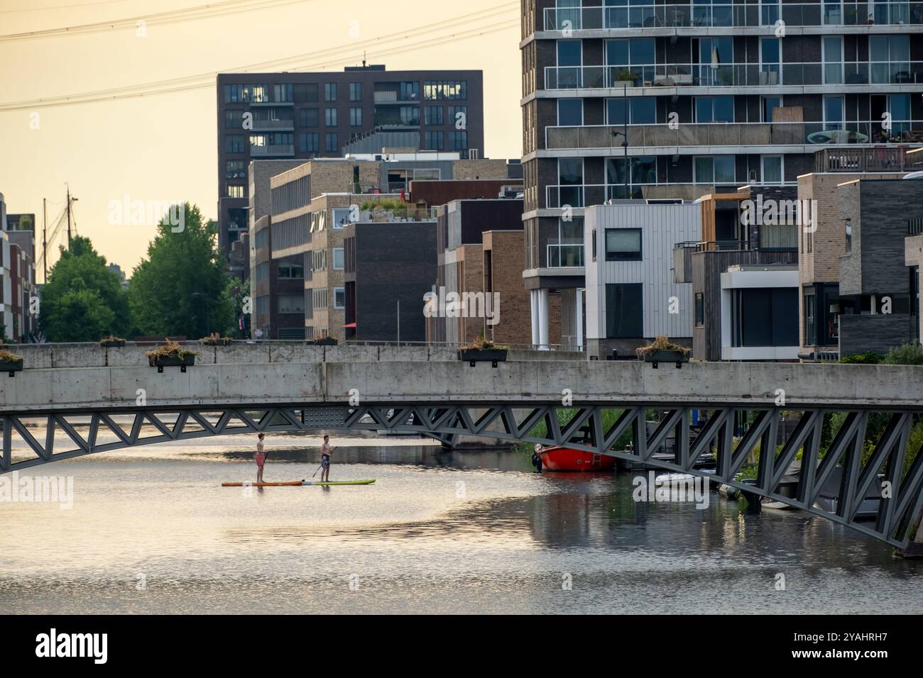 18.06.2023, Niederlande, Nordholland, Amsterdam - IJburg, ein neuer Stadtteil im Osten der Stadt, der als Teil des VINEX-Gehäuses aus dem Meer zurückgewonnen wurde Stockfoto