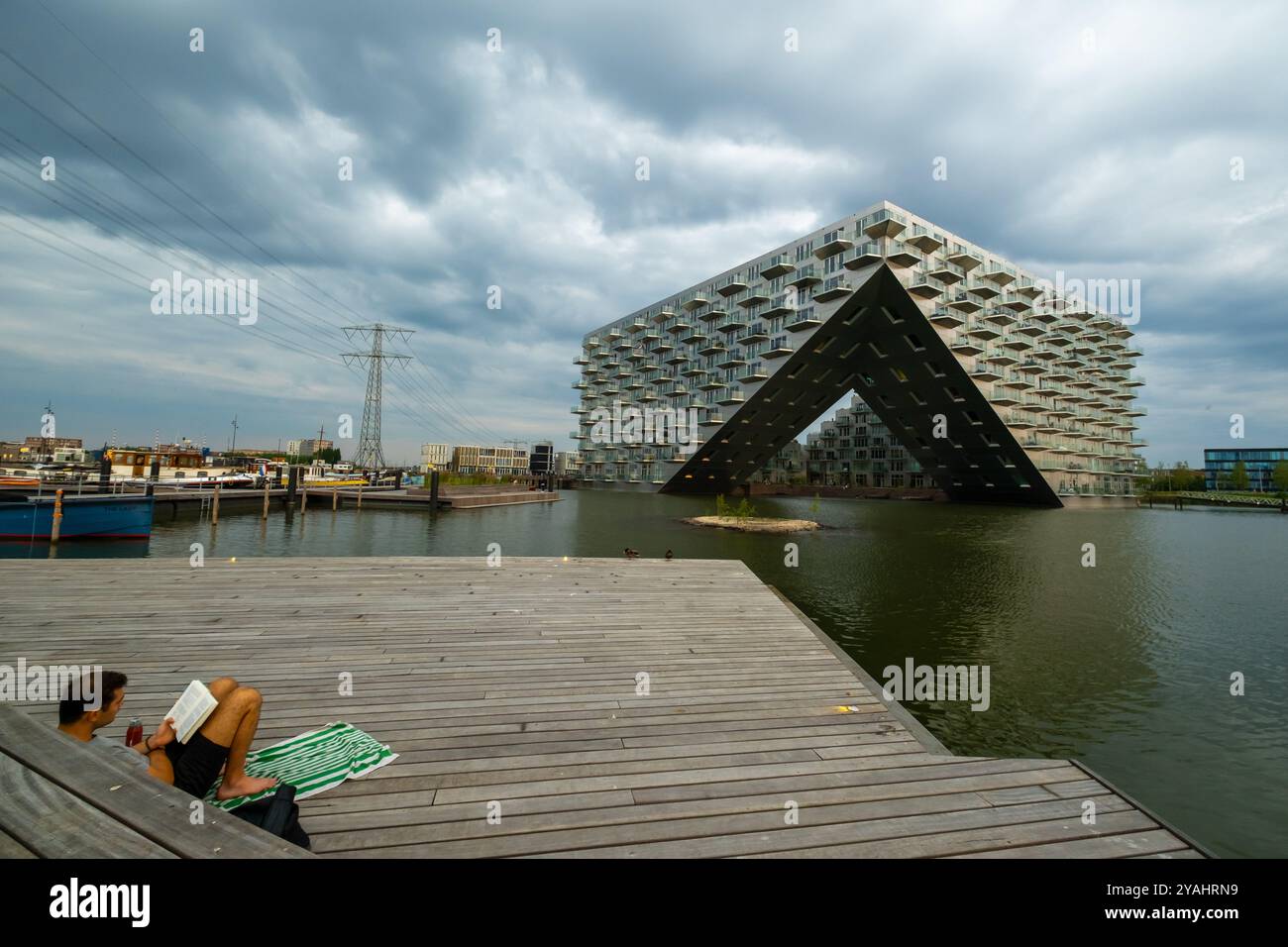 18.06.2023, Niederlande, Nordholland, Amsterdam - Wohnprojekt Sluishuis (Schleusenhaus) auf einer künstlichen Insel erschwingliche Wohnfläche in IJbu Stockfoto