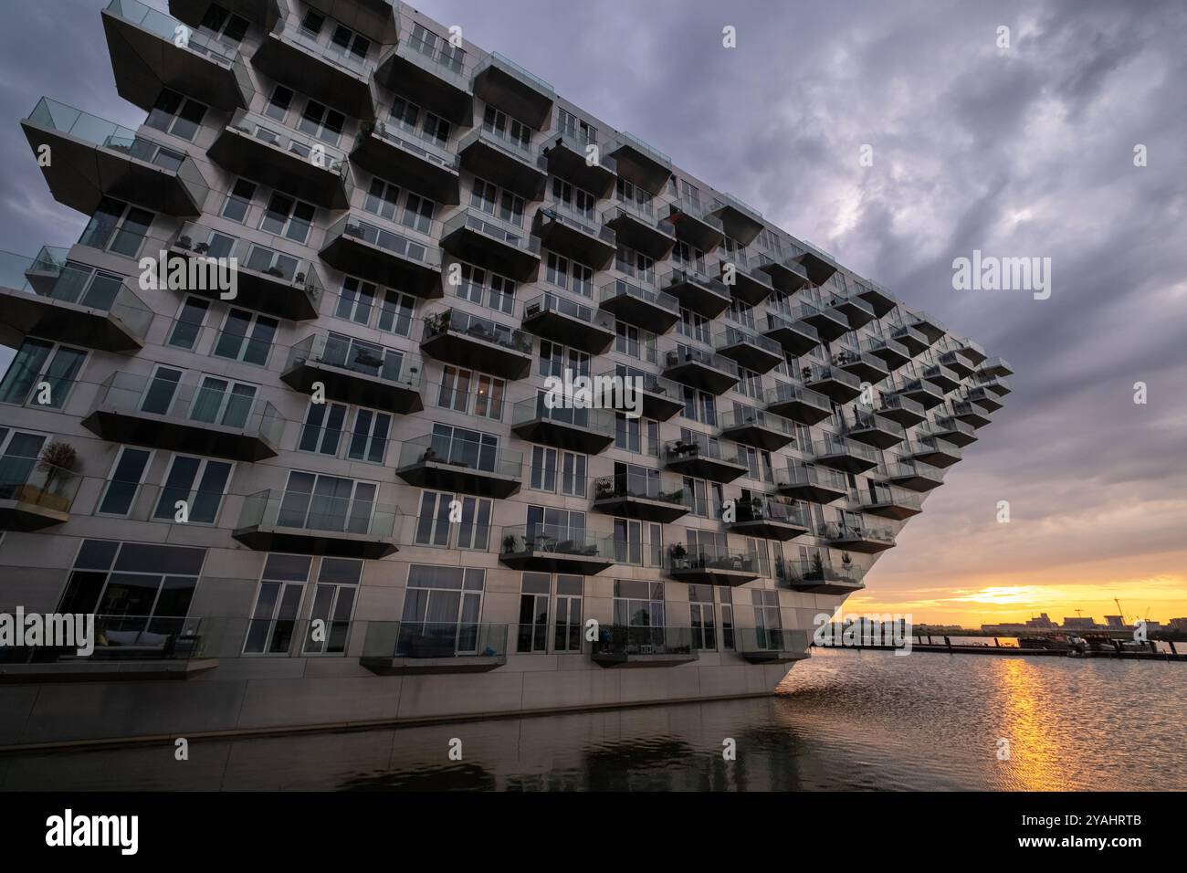 18.06.2023, Niederlande, Nordholland, Amsterdam - Wohnprojekt Sluishuis (Schleusenhaus) auf einer künstlichen Insel erschwingliche Wohnfläche in IJbu Stockfoto