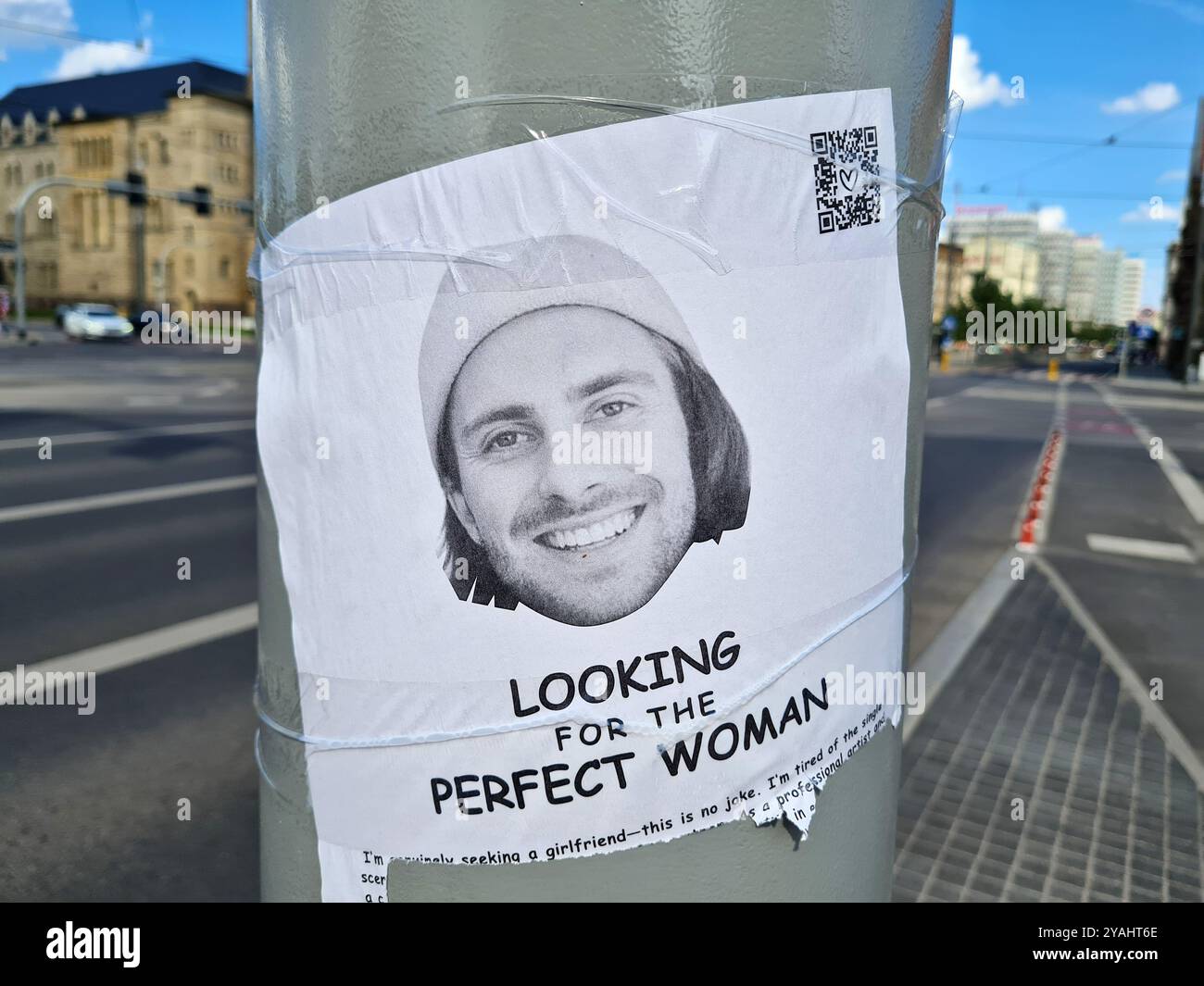 26.05.2024, Polen, Wielkopolska, Posen - Künstler sucht Frau, um sein alleinstehendes Leben zu beenden, wahrscheinlich auch im Rahmen einer Medienkampagne. 00A240526D001CAROEX.J Stockfoto