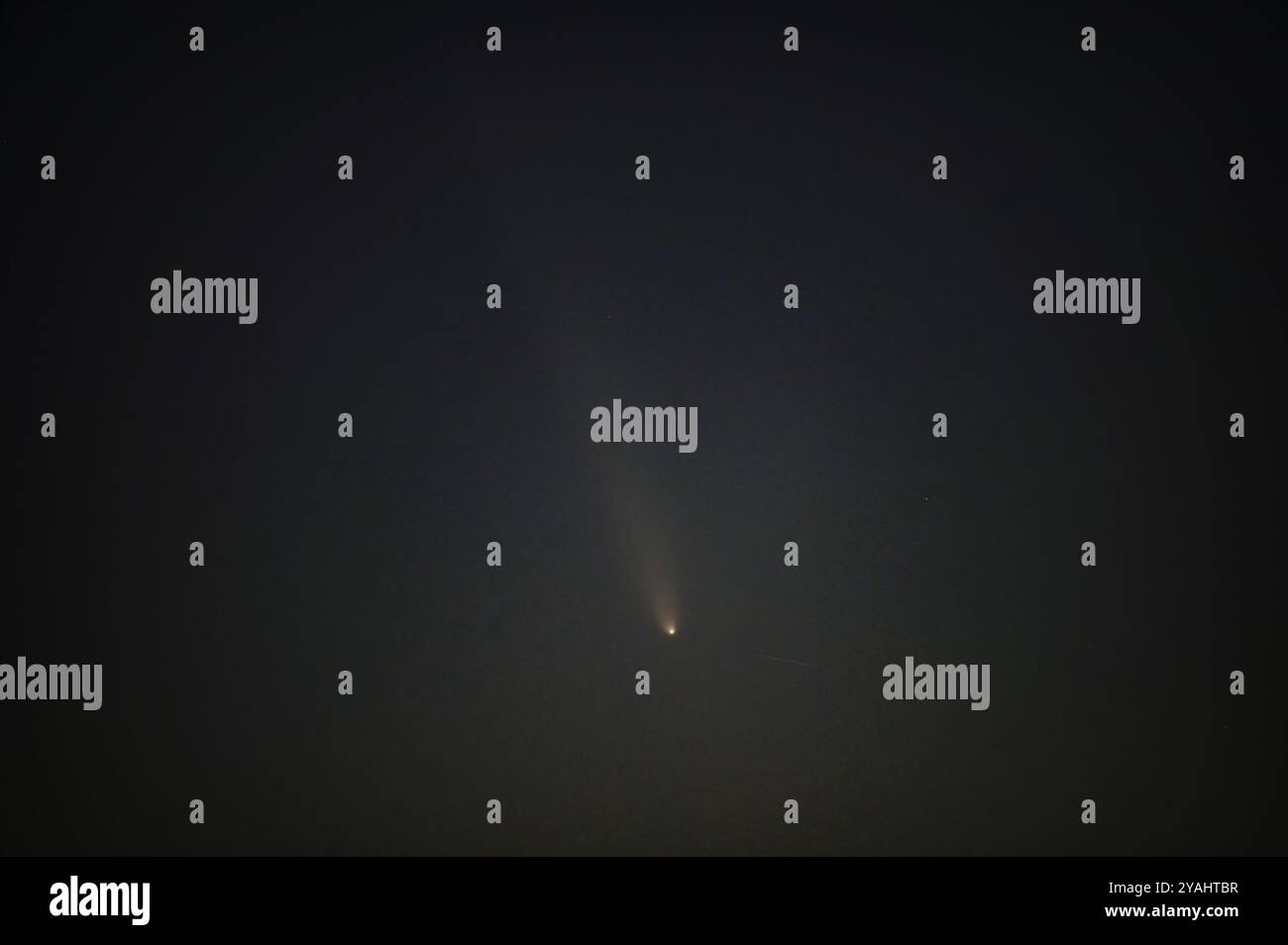 Athen, Griechenland. 13. Oktober 2024. Der Komet C/2023 A3 Tsuchinshan-ATLAS ist nach Sonnenuntergang über der griechischen Hauptstadt zu sehen. Der Komet A3 besucht das innere Sonnensystem alle 80.000 Jahre und wäre bis heute sichtbar gewesen, als die Neandethaler noch lebten. Quelle: Dimitris Aspiotis/Alamy Live News Stockfoto