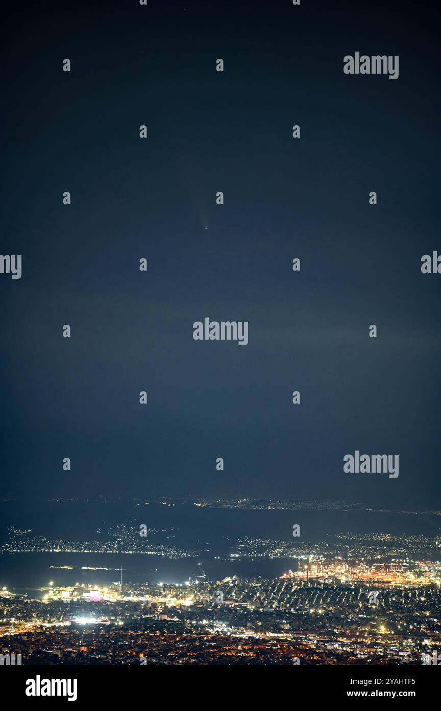 Athen, Griechenland. 13. Oktober 2024. Der Komet C/2023 A3 Tsuchinshan-ATLAS ist nach Sonnenuntergang über der griechischen Hauptstadt zu sehen. Der Komet A3 besucht das innere Sonnensystem alle 80.000 Jahre und wäre bis heute sichtbar gewesen, als die Neandethaler noch lebten. Quelle: Dimitris Aspiotis/Alamy Live News Stockfoto