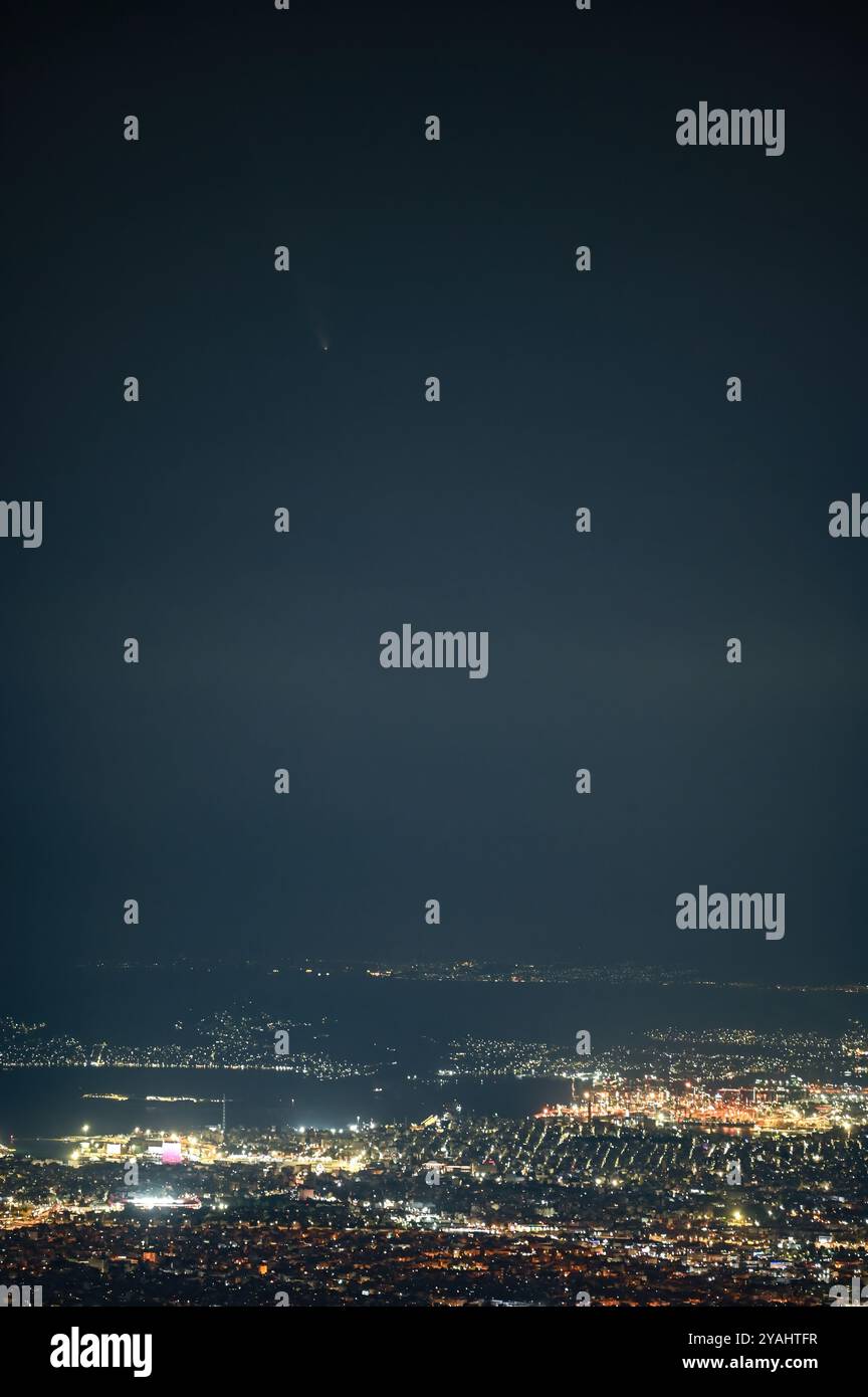 Athen, Griechenland. 13. Oktober 2024. Der Komet C/2023 A3 Tsuchinshan-ATLAS ist nach Sonnenuntergang über der griechischen Hauptstadt zu sehen. Der Komet A3 besucht das innere Sonnensystem alle 80.000 Jahre und wäre bis heute sichtbar gewesen, als die Neandethaler noch lebten. Quelle: Dimitris Aspiotis/Alamy Live News Stockfoto