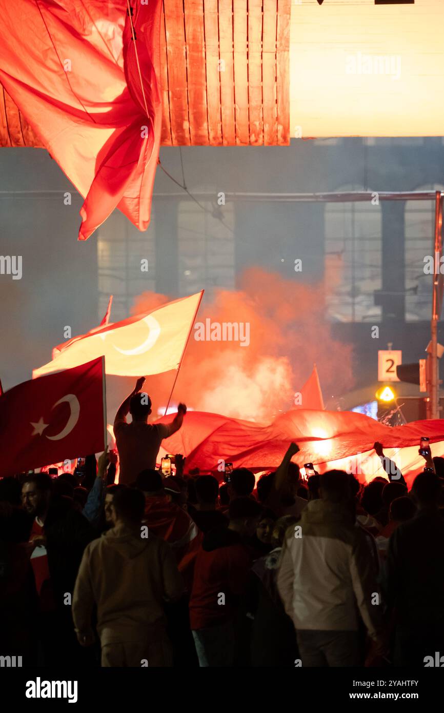 03.07.2024, Deutschland, Bremen, Bremen - die türkische Gemeinde feiert den Sieg der Türkei gegen Österreich 2-1 bei UEFAEURO2024 im Zentrum. 00A240703D206CA Stockfoto