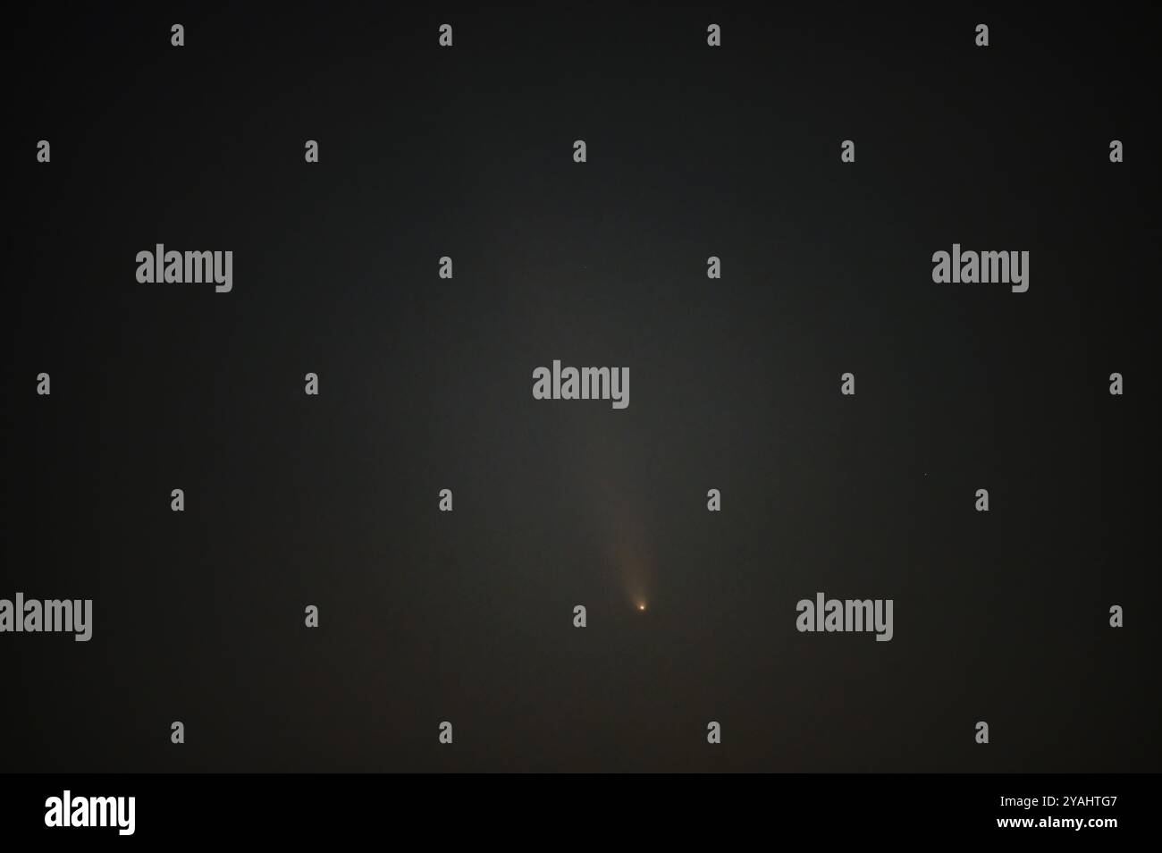 Athen, Griechenland. 13. Oktober 2024. Der Komet C/2023 A3 Tsuchinshan-ATLAS ist nach Sonnenuntergang über der griechischen Hauptstadt zu sehen. Der Komet A3 besucht das innere Sonnensystem alle 80.000 Jahre und wäre bis heute sichtbar gewesen, als die Neandethaler noch lebten. Quelle: Dimitris Aspiotis/Alamy Live News Stockfoto
