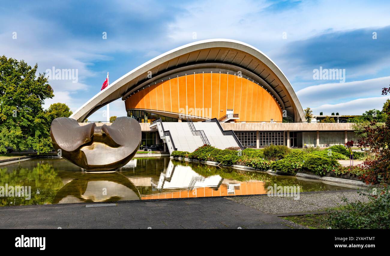 Haus der Kulturen der Welt, Berlin - mit Bronzeskulptur großer geteilter Oval-Schmetterling von Henry Moore 1985/86 - Berlin, 7. Oktober 2024 - 2660 Stockfoto Haus der Kulturen der Welt, Berlin - mit Bronzeskulptur großer geteilter Oval-Schmetterling von Henry Moore 1985/86 - Berlin, 7. Oktober 2024 - 2660 Stockfoto
